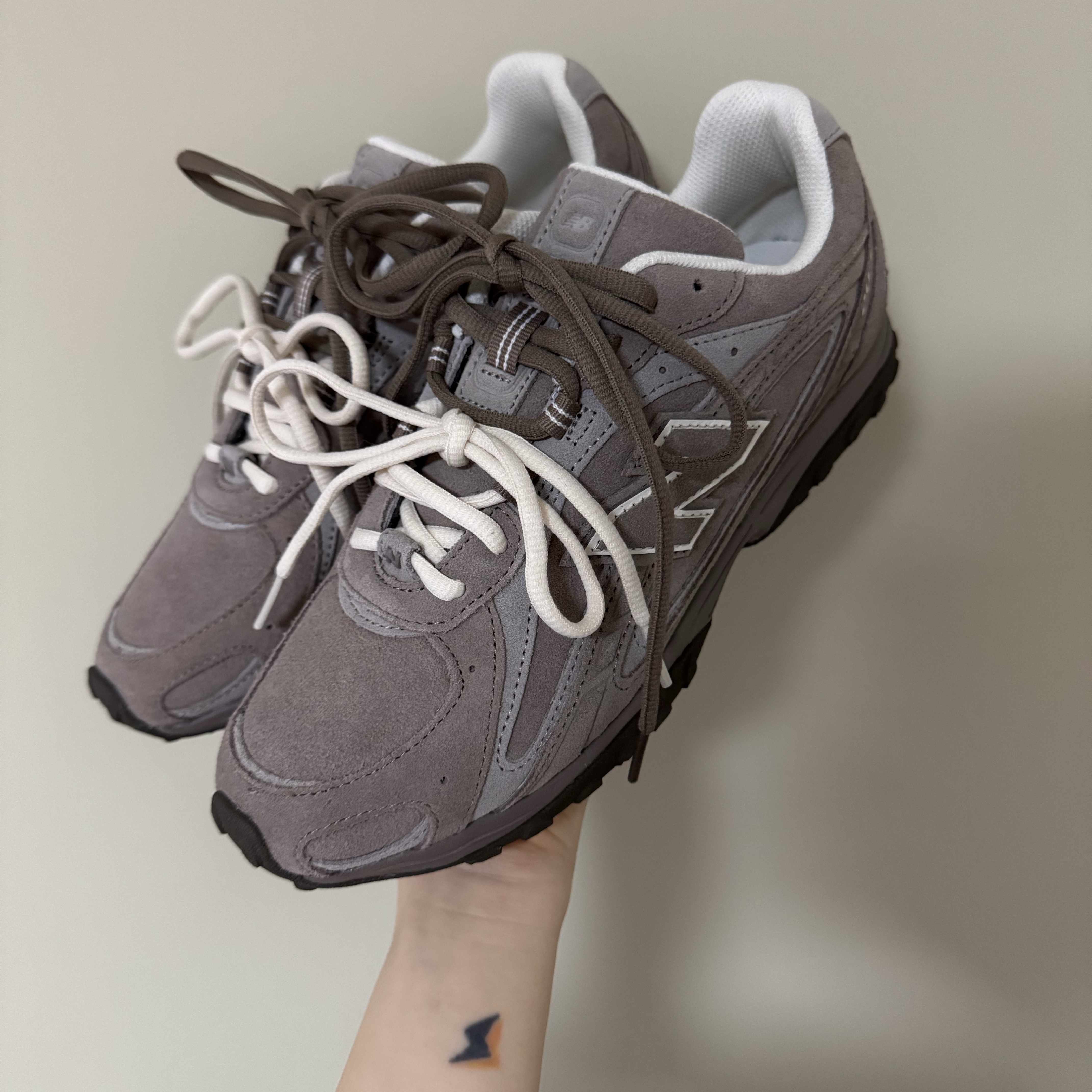 New Balance 204L Suede Mushroom Arid Stone 착용 스타일 - 1