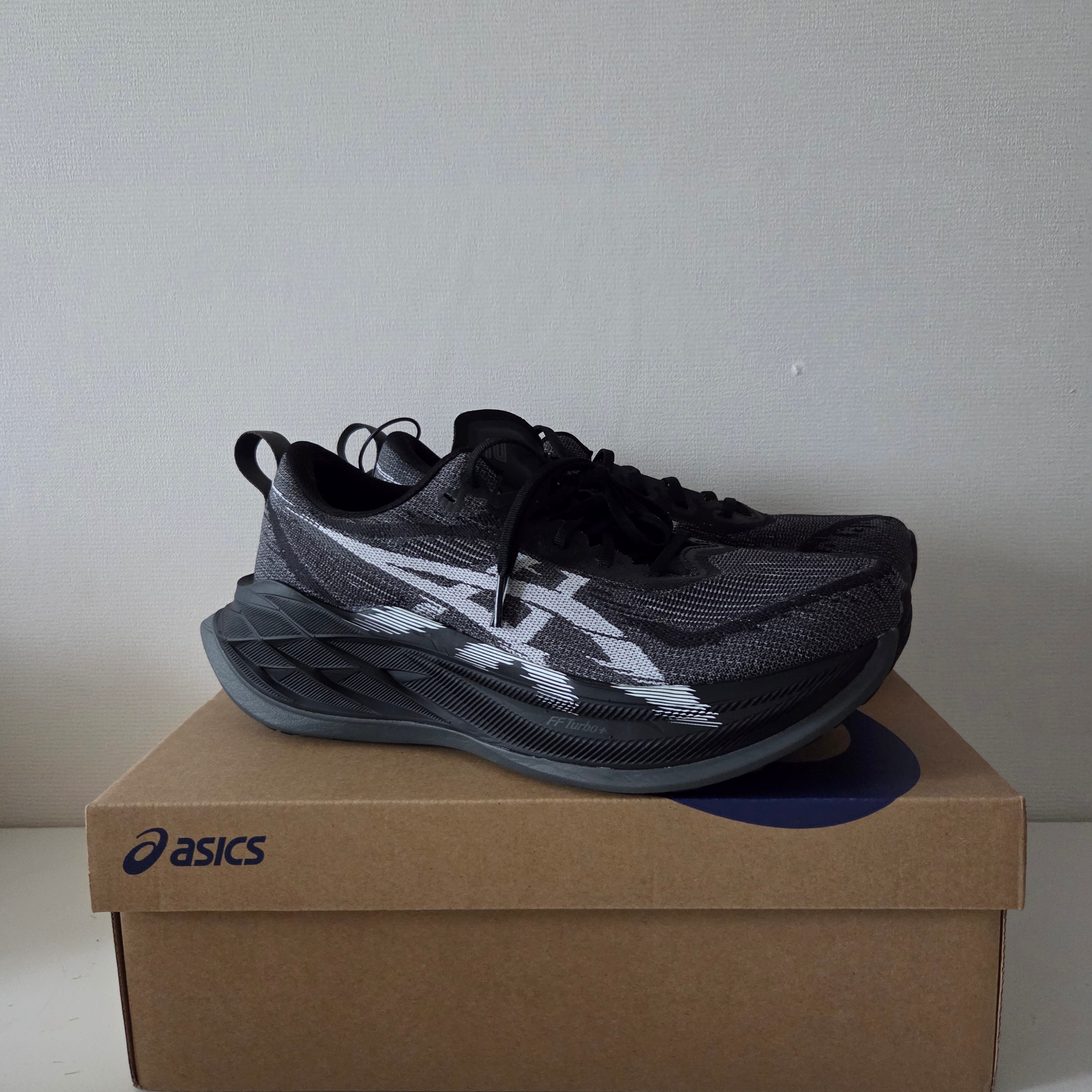 Asics Superblast 2 Black White 착용 스타일