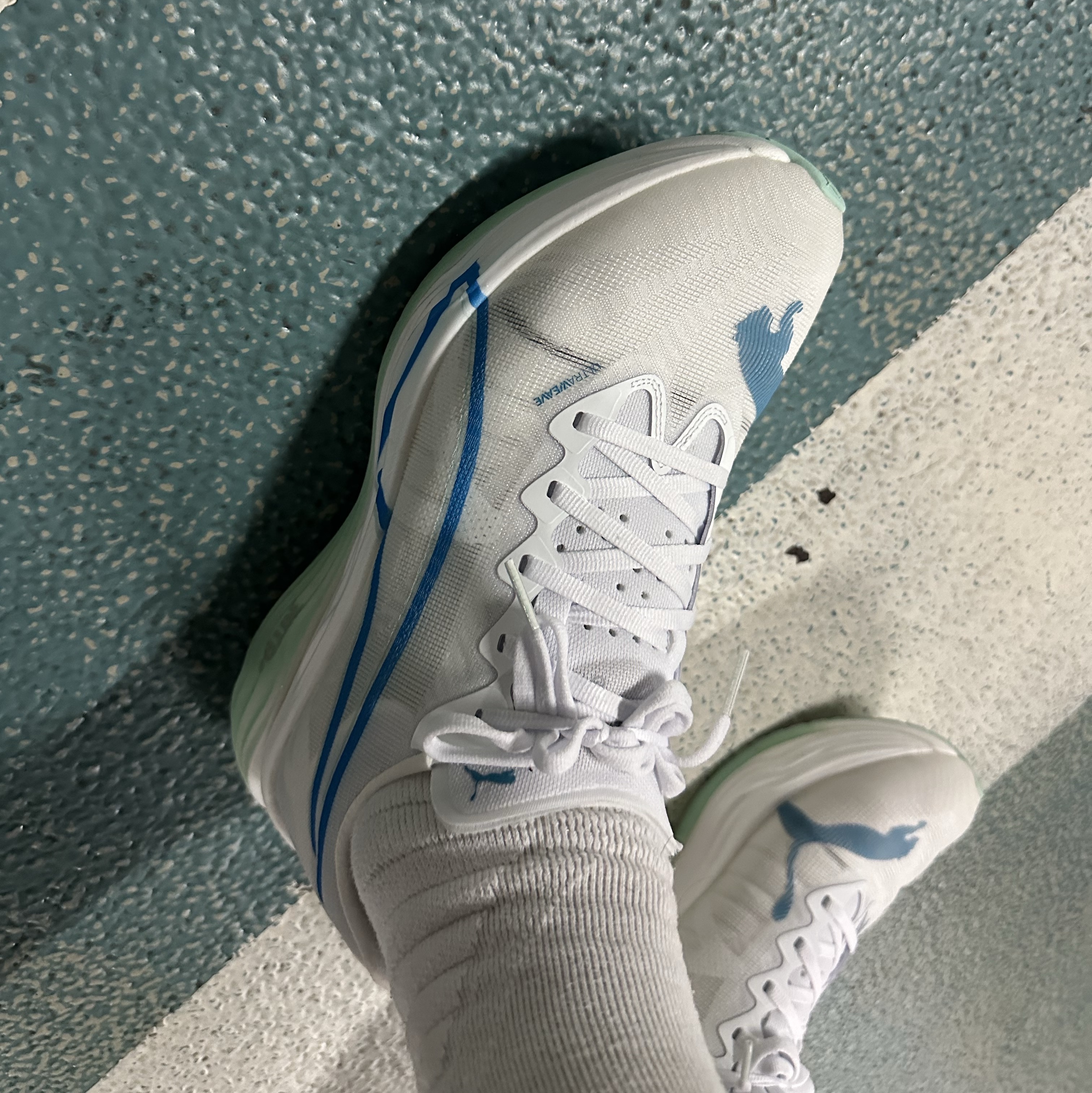 Puma Deviate Nitro Elite 3 White Speed Blue 착용 스타일 - 2