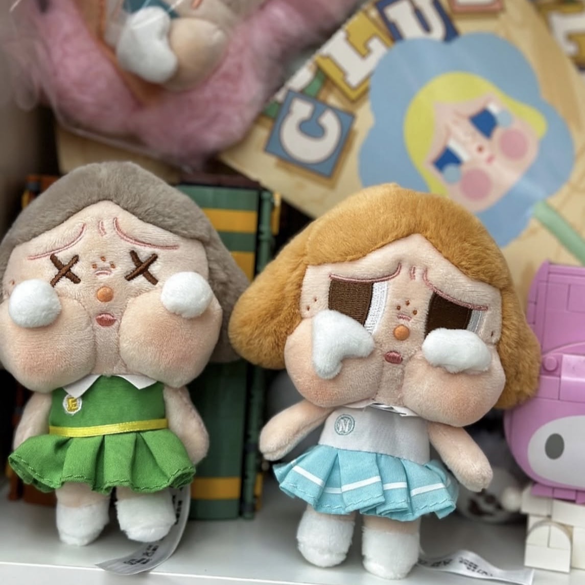 Pop Mart Crybaby Sunset Concert Series Plush Pendant Beige Blue (Opened Case), Pop Mart Crybaby Sunset Concert Series Plush Pendant Dim Green (Opened Case) 착용 스타일
