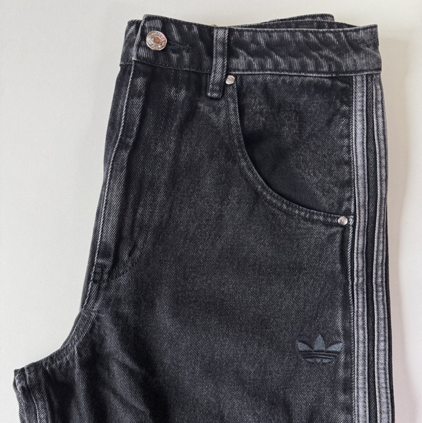 Adidas Adicolor Denim Firebird Pants True Black Denim - KR Sizing, Adidas Adicolor Denim Firebird Pants Medium Blue Denim - KR Sizing 착용 스타일 - 1