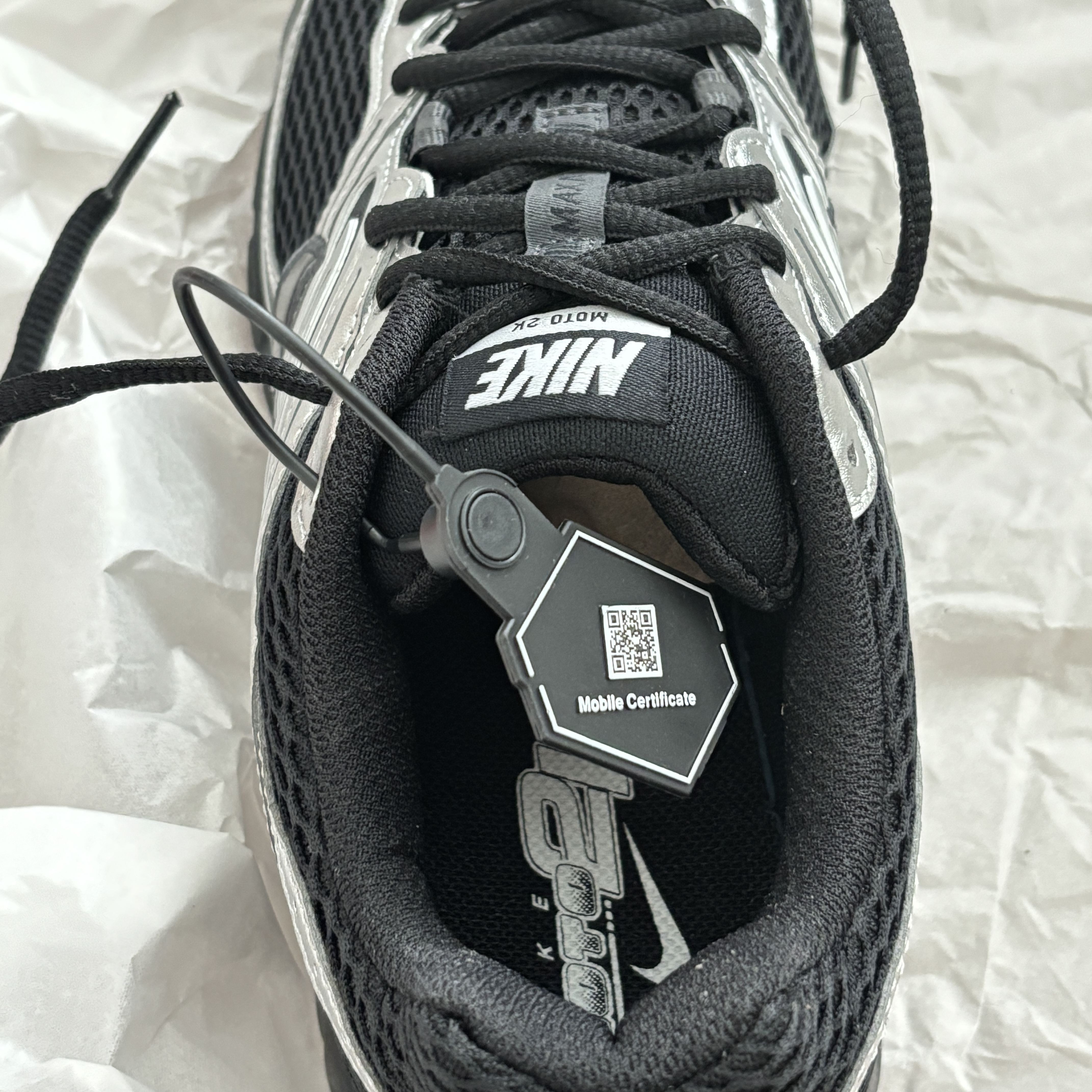 (W) Nike Air Max Moto 2K Black Metallic Silver 착용 스타일 - 3