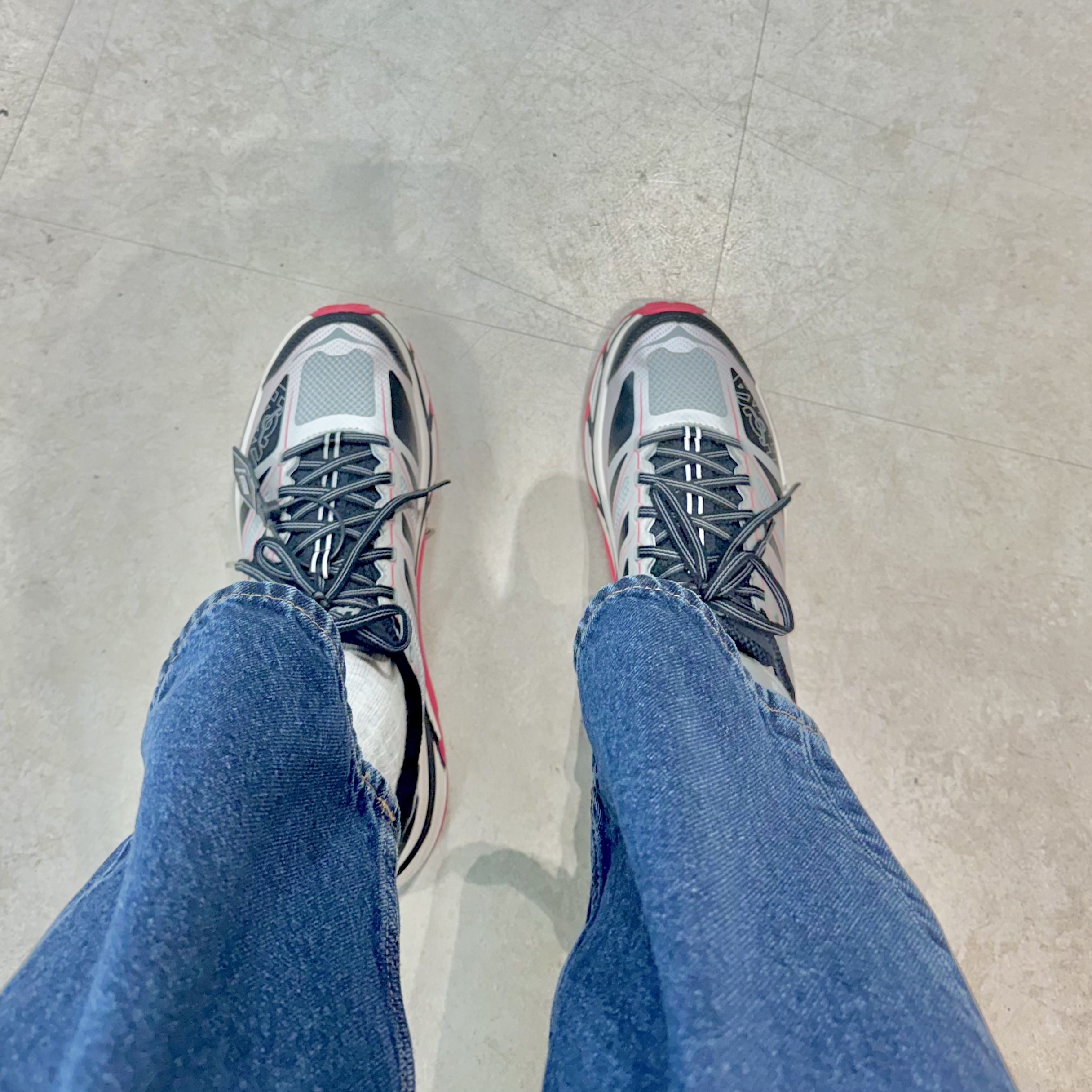 Hoka Mafate Speed 2 Galactic Grey Ruby Red 착용 스타일 - 4
