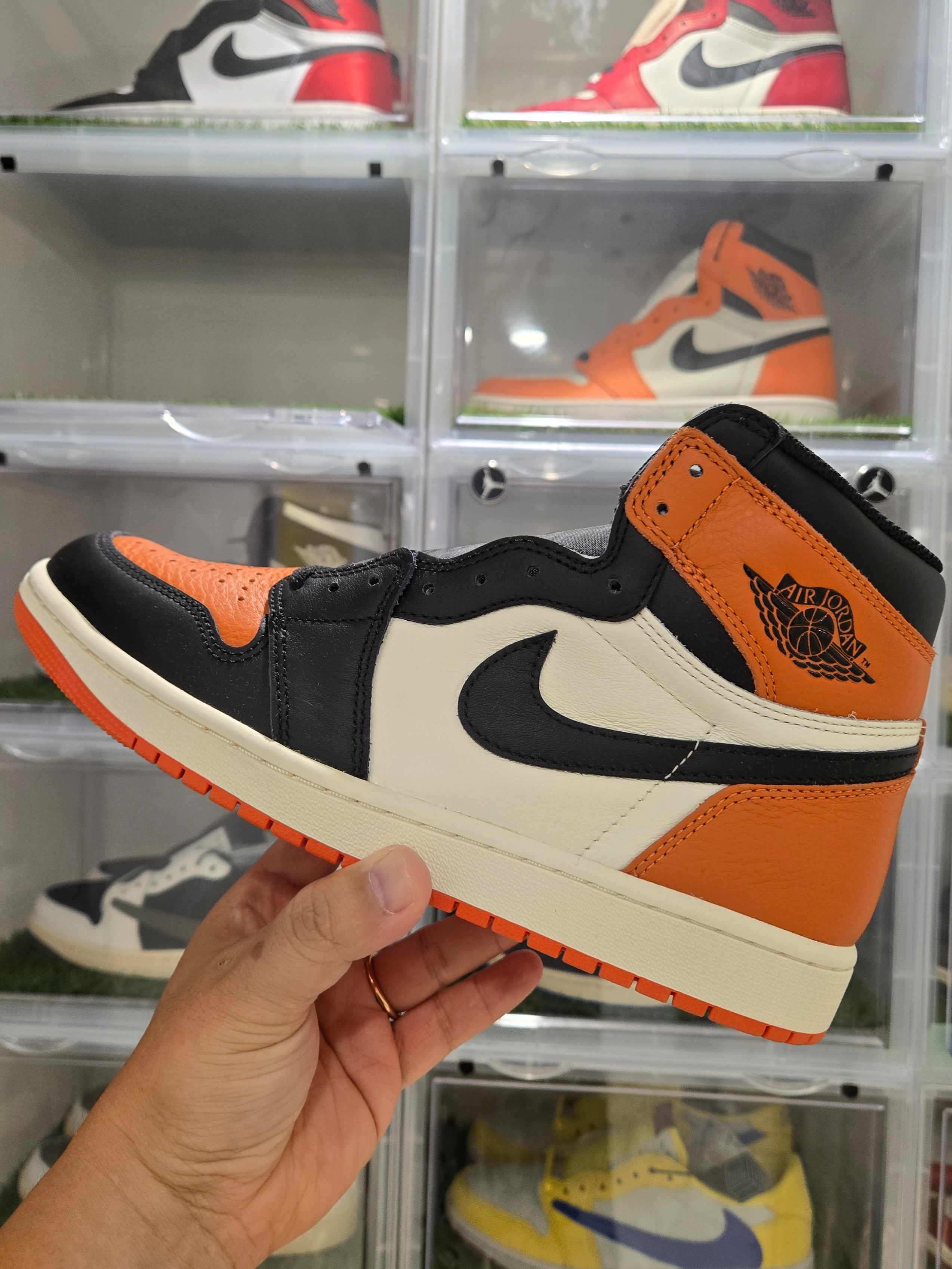 Jordan 1 Retro High OG Shattered Backboard, Jordan 1 x Travis Scott Retro Low OG SP Reverse Olive 착용 스타일 - 1