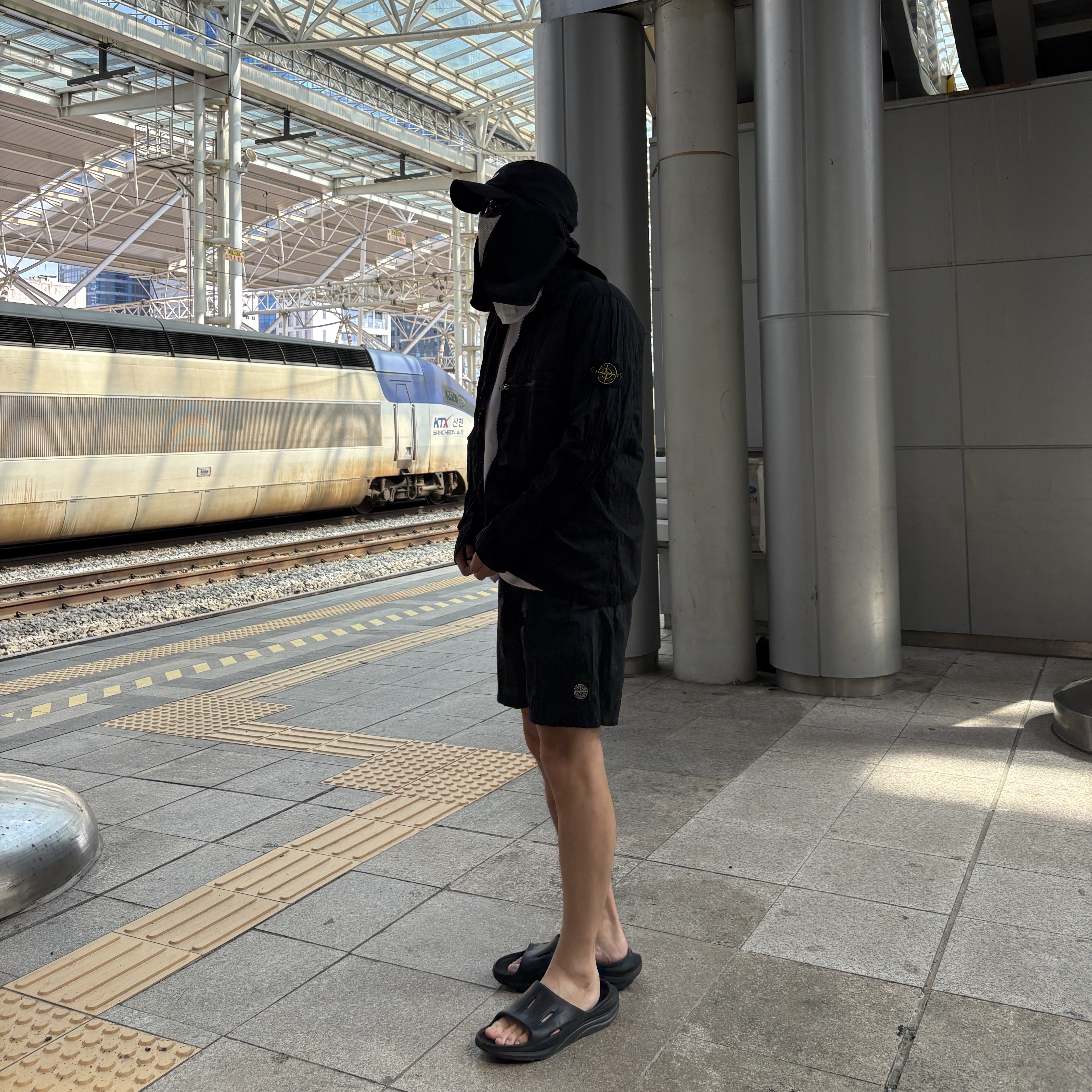 Stone Island B0943 Nylon Metal Swimming Trunk Black - 23SS, Stone Island 10919 Nylon Metal in Econyl Regenerated Nylon Overshirt Black -23SS 착용 스타일