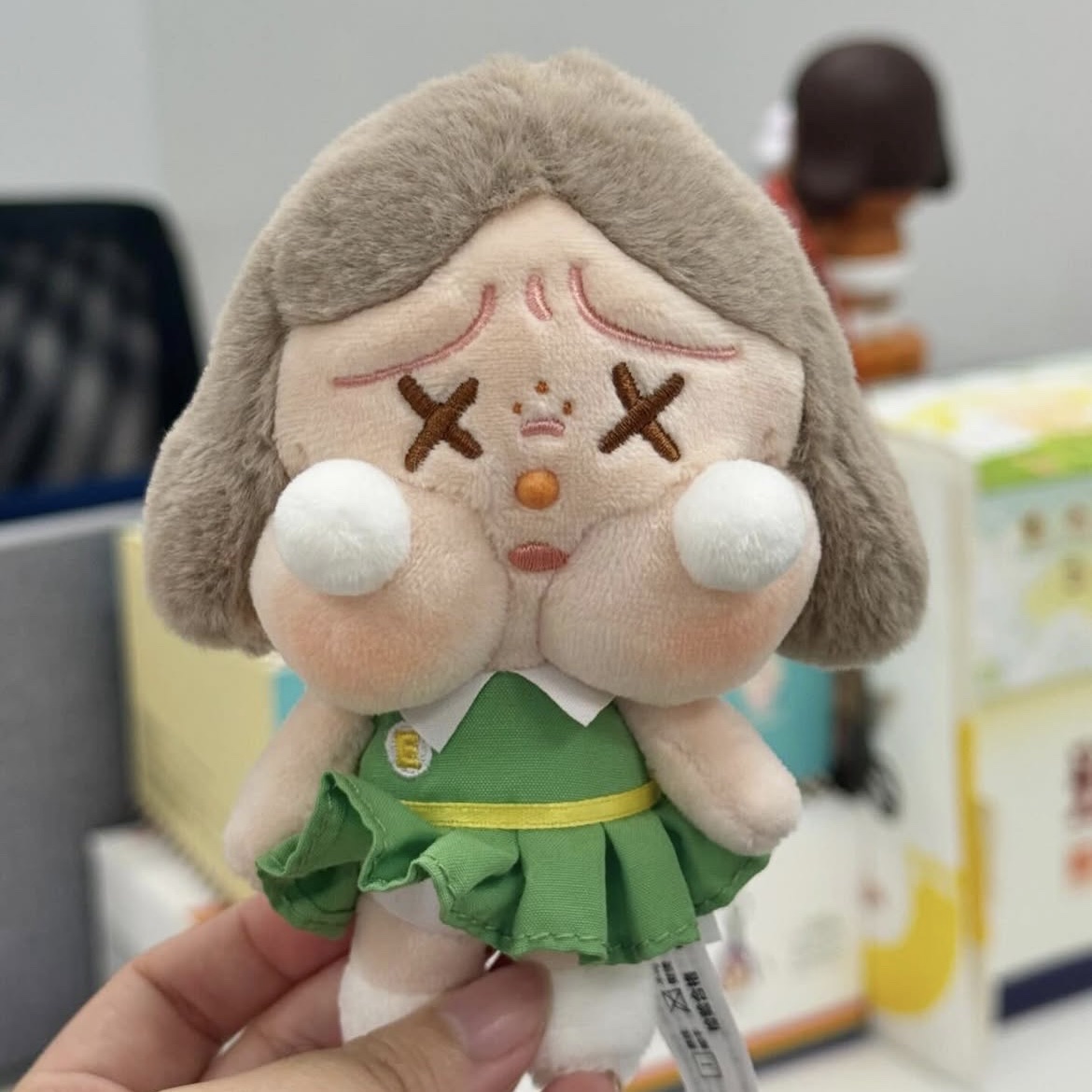 Pop Mart Crybaby Sunset Concert Series Plush Pendant Dim Green (Opened Case) 착용 스타일