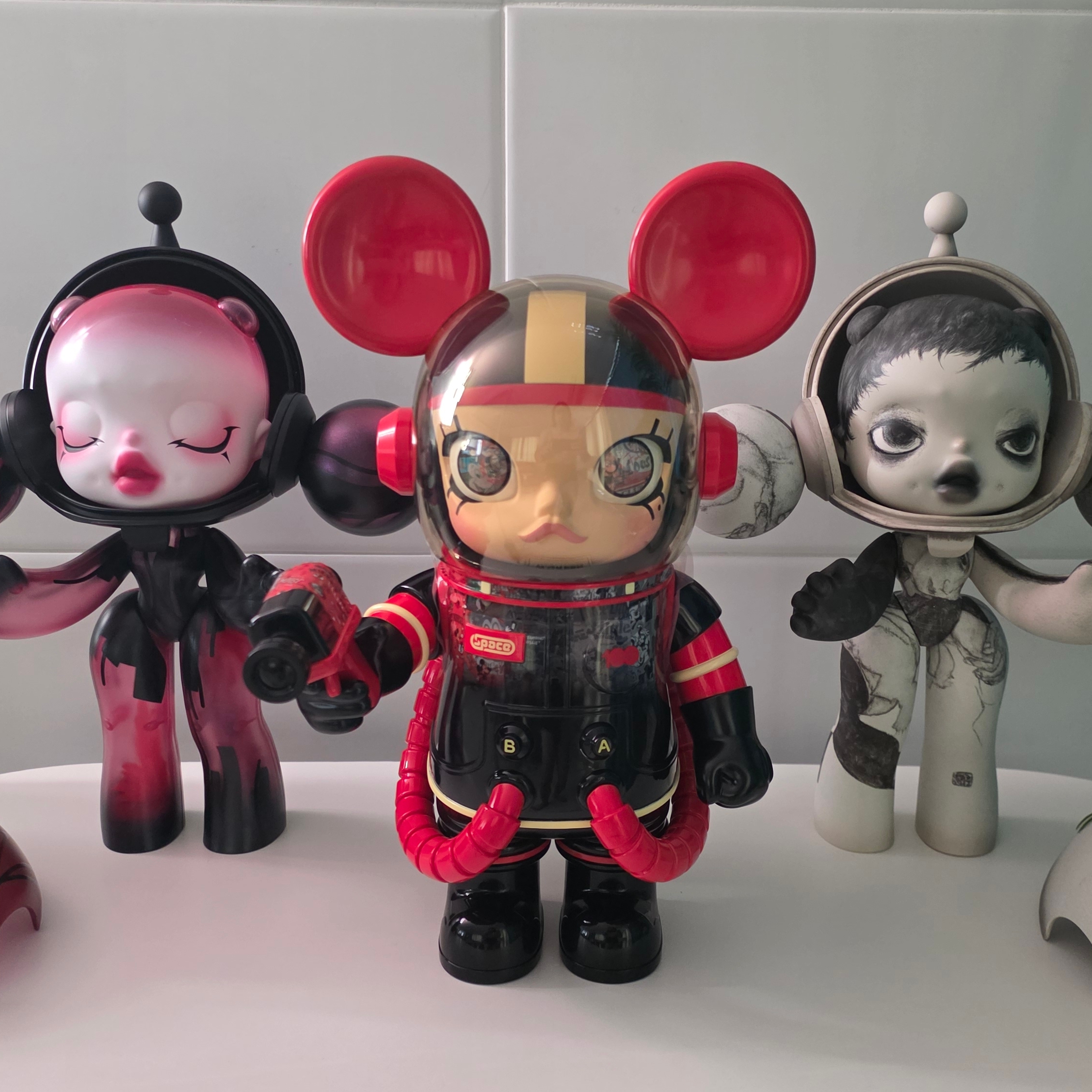 Pop Mart x Egon Schiele Mega Alpha Skullpanda 400% 착용 스타일 - 1