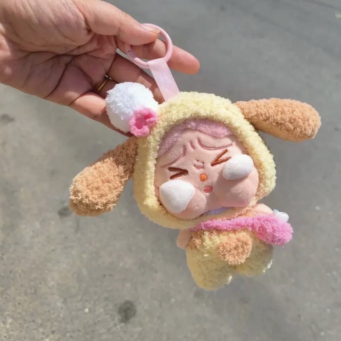 Pop Mart Crybaby Sunset Concert Series Plush Pendant Pink Grey (Opened Case) 착용 스타일
