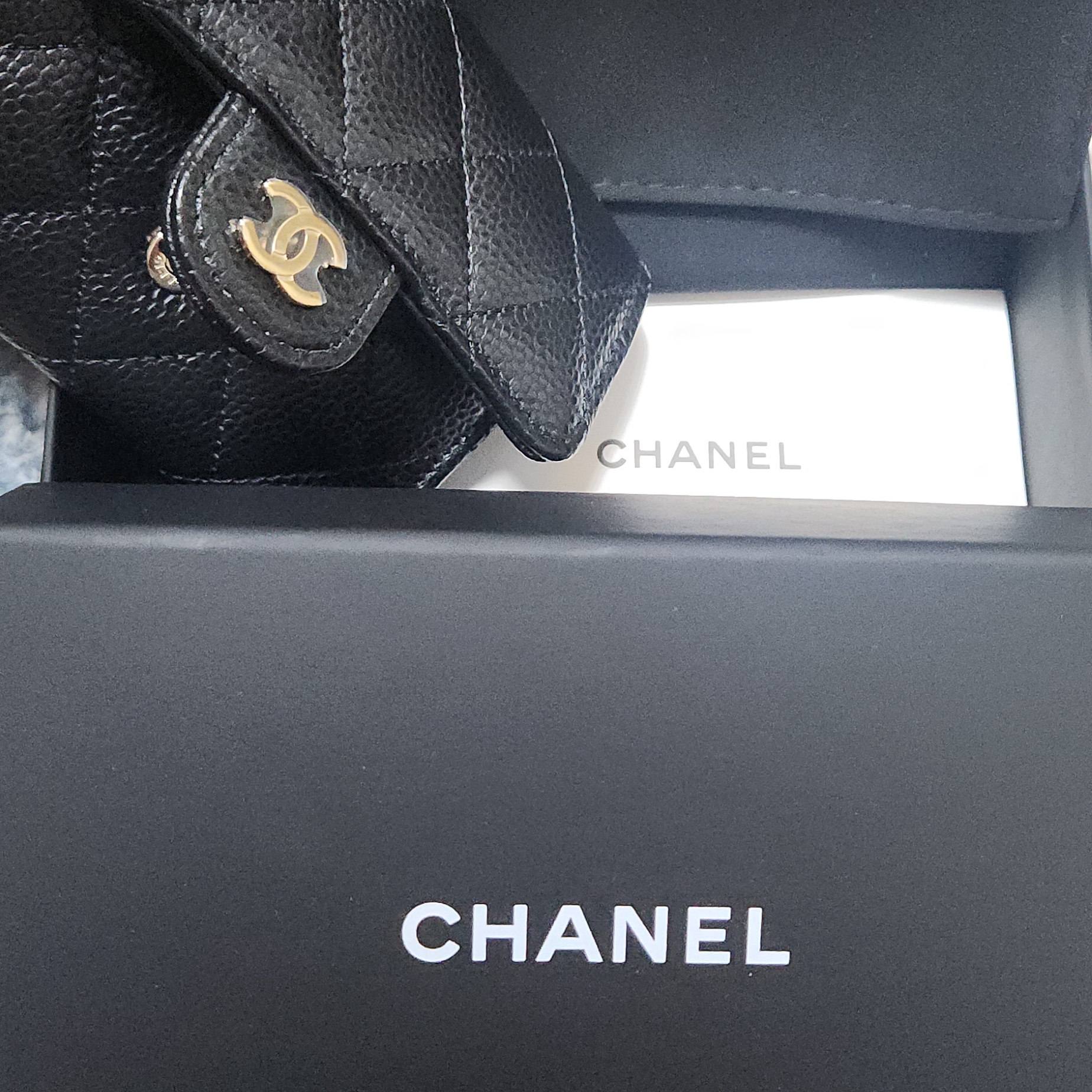 Chanel Classic Card Holder Grained Calfskin & Gold Black 착용 스타일