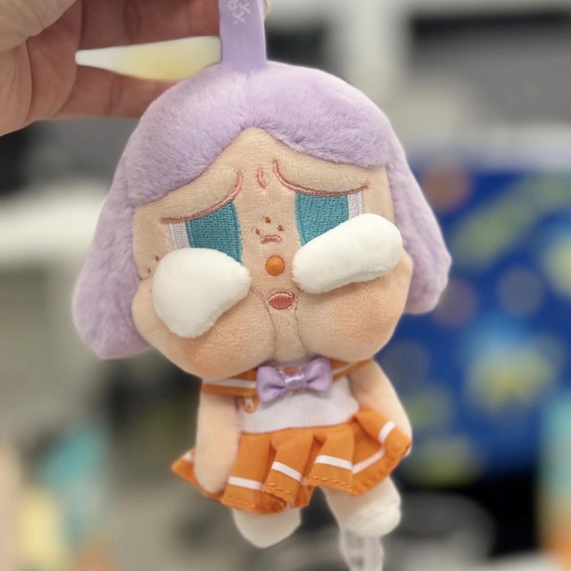 Pop Mart Crybaby Sunset Concert Series Plush Pendant Bright Orange (Opened Case) 착용 스타일