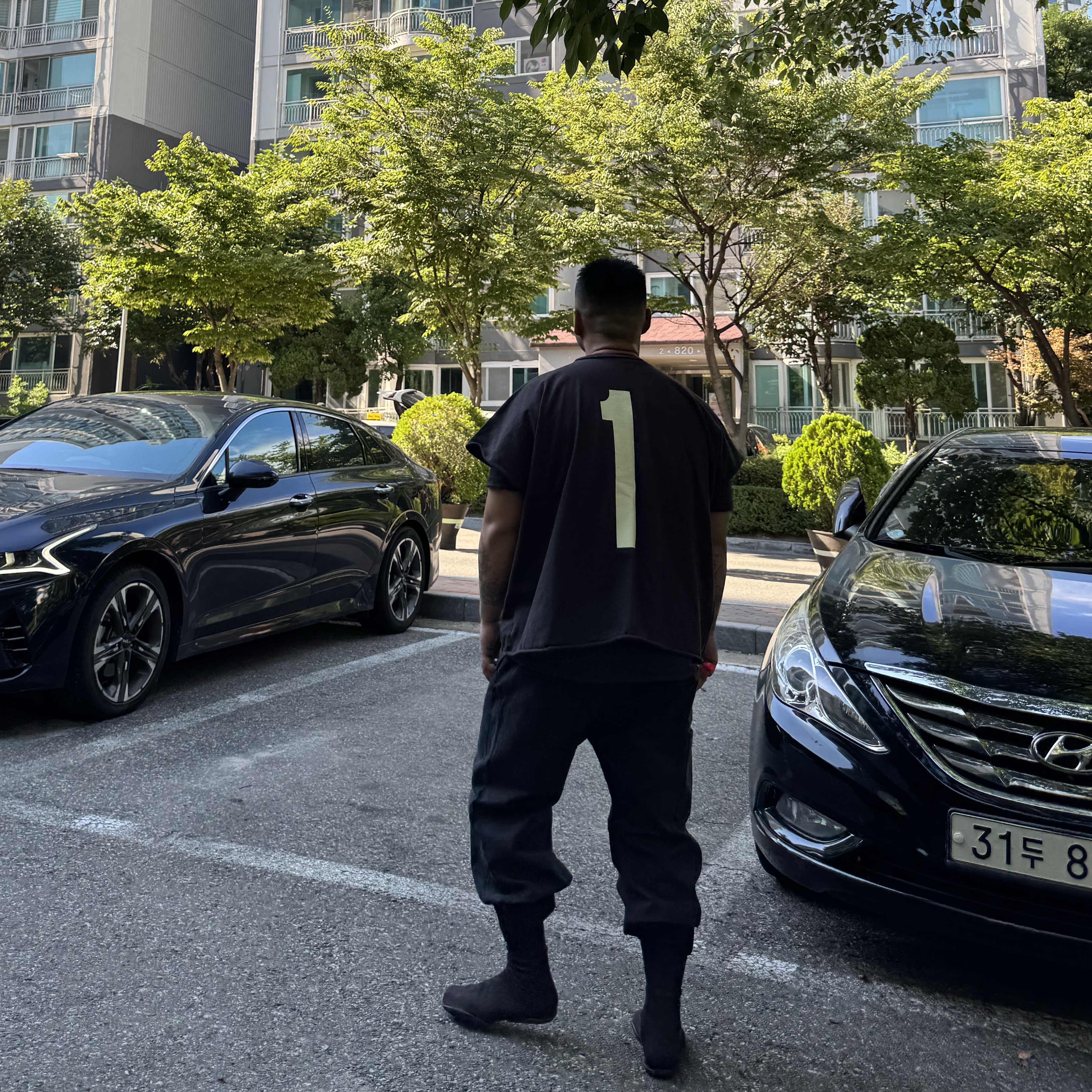 Yeezy YZY Pods Black, Yeezy One Box T-Shirt Black 착용 스타일