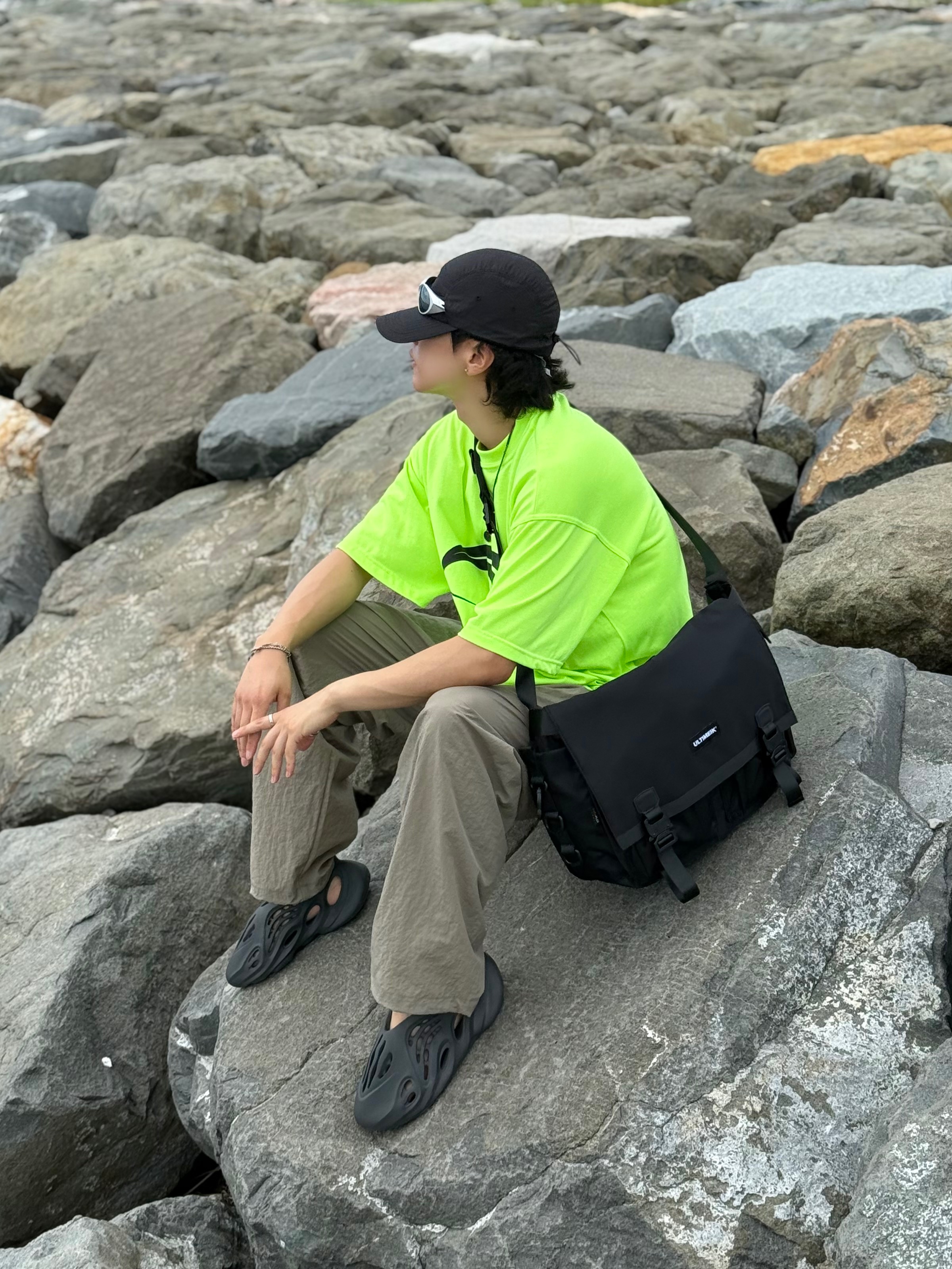 Oakley Eye Jacket Redux Silver Frame Prizm Black Polarized Lenses High Bridge Fit, Adidas Yeezy Foam RNNR Onyx 착용 스타일 - 1