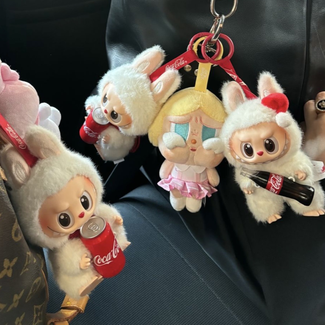 Pop Mart Crybaby Sunset Concert Series Plush Pendant Pink White (Opened Case), Pop Mart Labubu Coca Cola Series Happy Factor Keyring (Opened Case) 착용 스타일