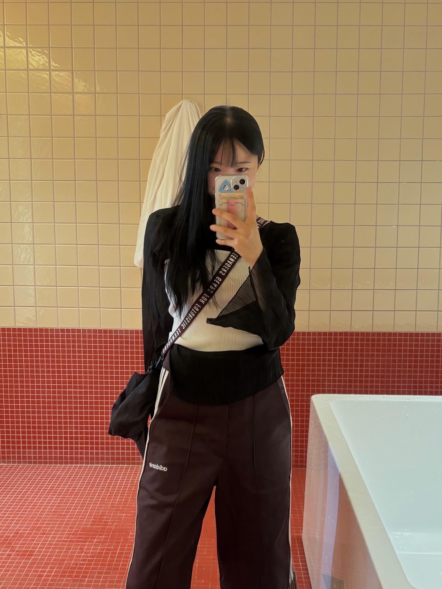 Adidas 80s Loose Buttoned 3-Stripes 11 Inch Bermuda Shorts Shadow Brown - KR Sizing, Human Made Military Pouch #1 Red 착용 스타일