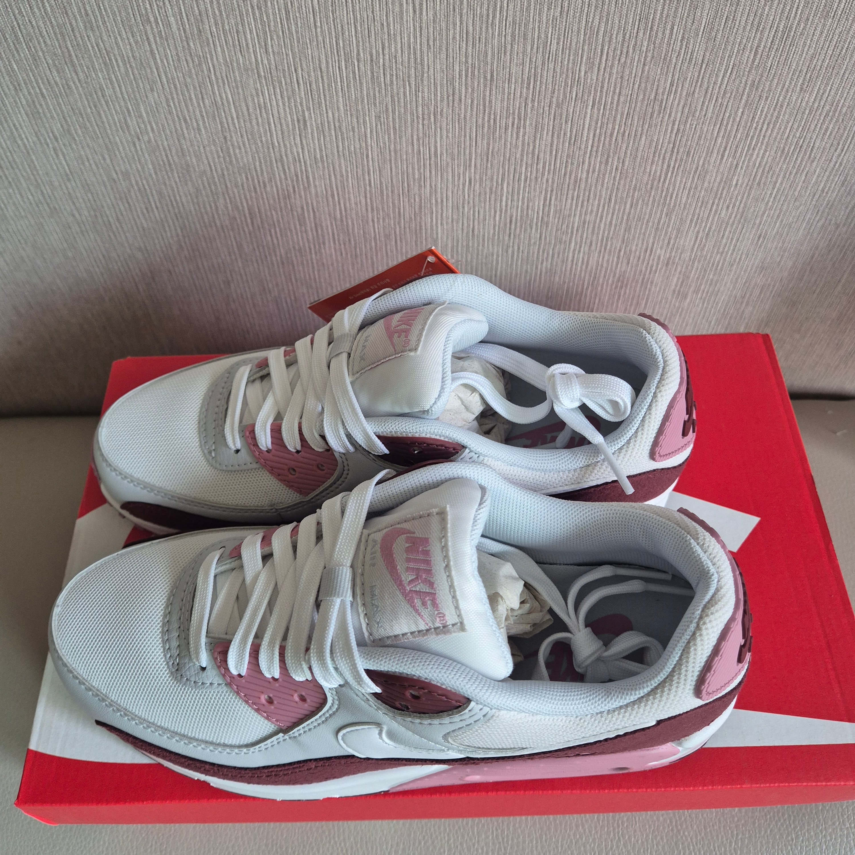 (W) Nike Air Max 90 SE Dark Team Red Platinum Tint 착용 스타일