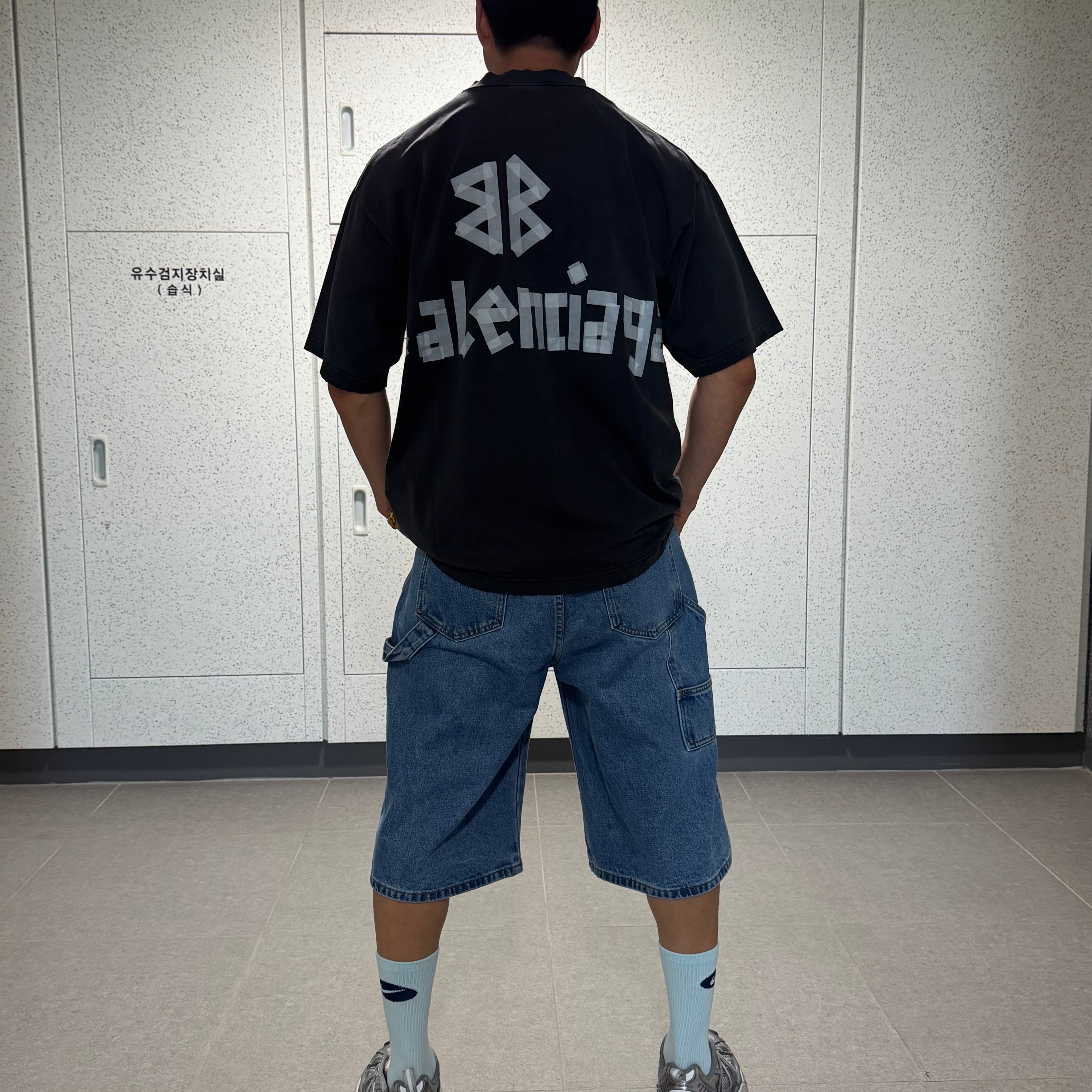 Balenciaga New Tape Type T-Shirt Medium Fit Black Faded, Balenciaga 3XL Extreme Lace B Sneakers Grey 착용 스타일 - 2