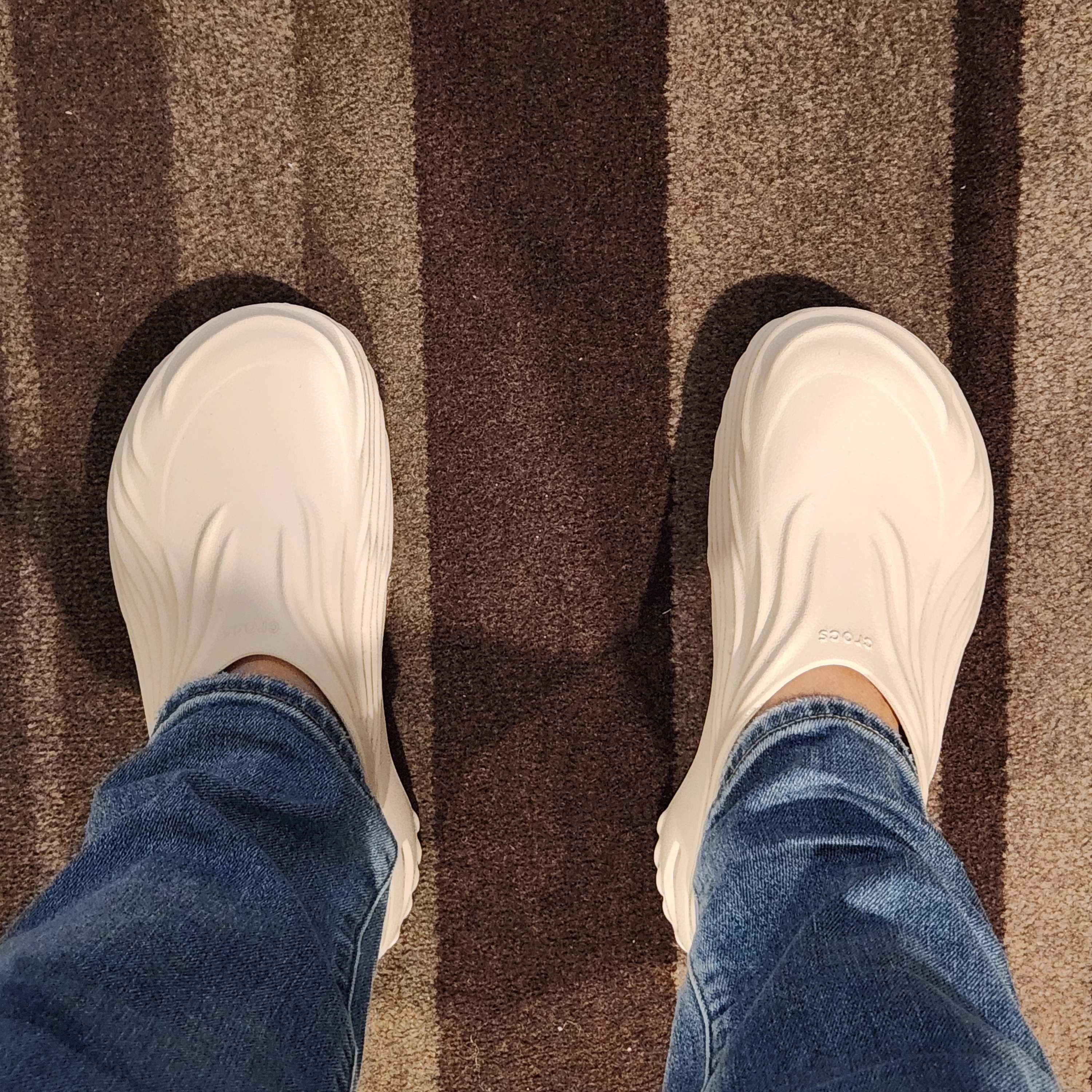 Crocs Echo Wave Clog Almond Tint 착용 스타일 - 1