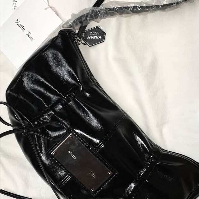 Matin Kim Half Shirring Ribbon Round Bag Black 착용 스타일