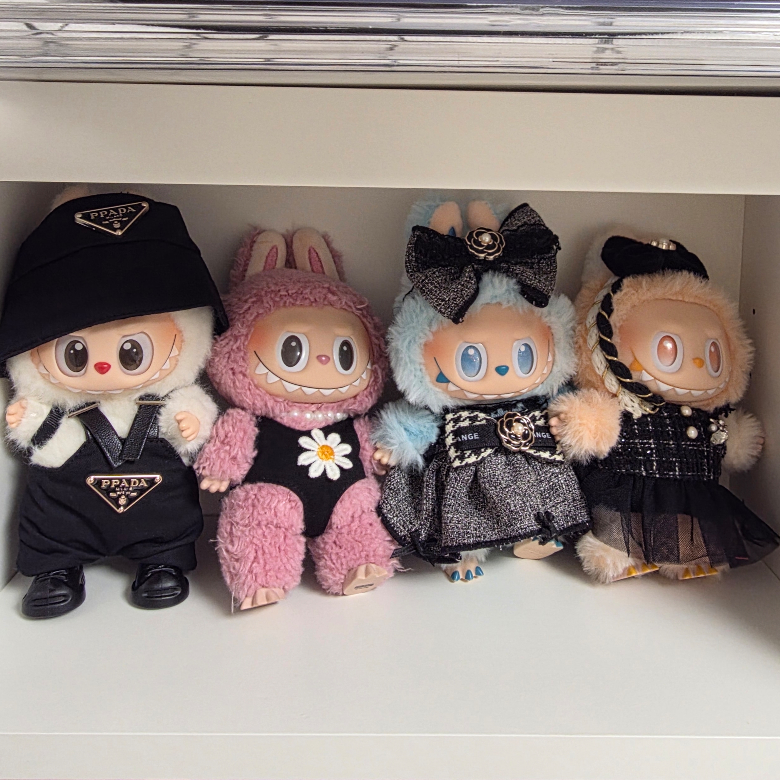 Pop Mart Labubu Coca Cola Series Surprise Shake Keyring (Opened Case), Pop Mart Labubu The Monsters Highlight Series Happiness Keyring (Opened Case) 착용 스타일