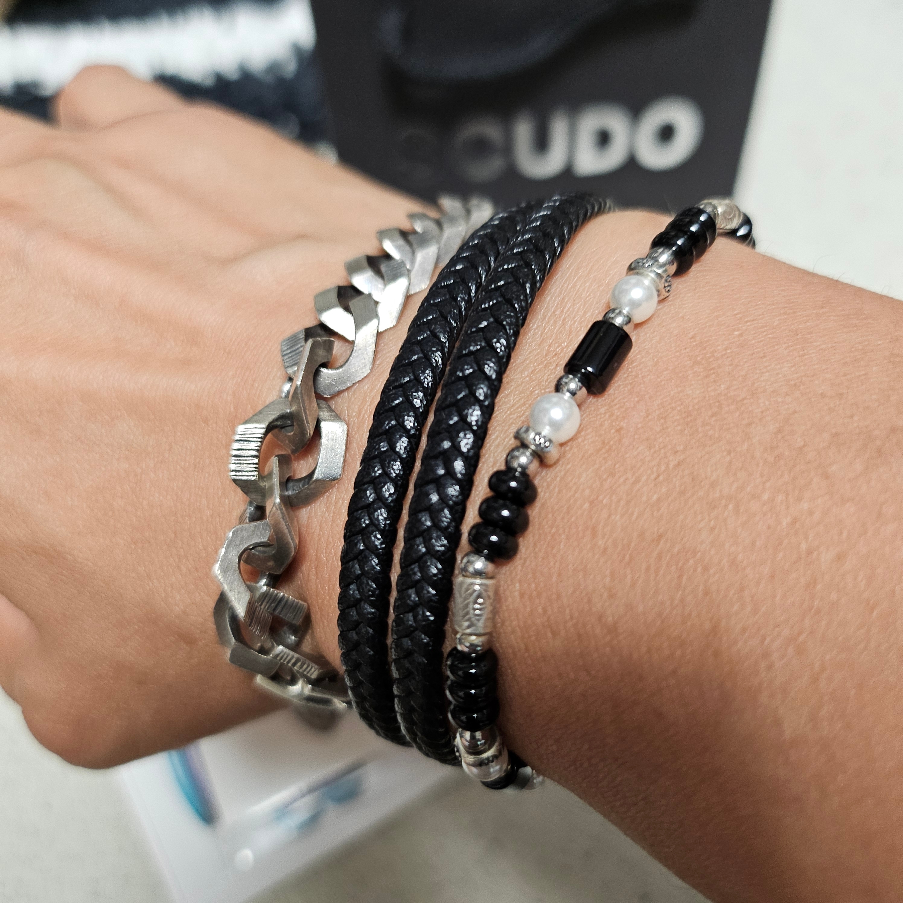 [KREAM 단독] Scudo Shell Black Pearl Beads Bracelet 착용 스타일 - 1