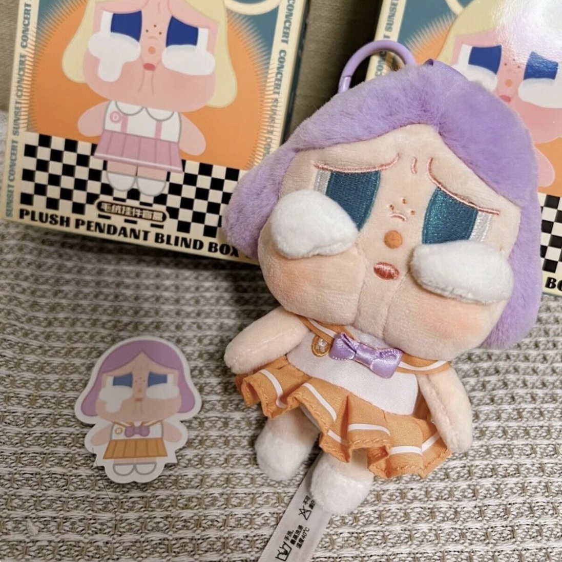 Pop Mart Crybaby Sunset Concert Series Plush Pendant Bright Orange (Opened Case) 착용 스타일