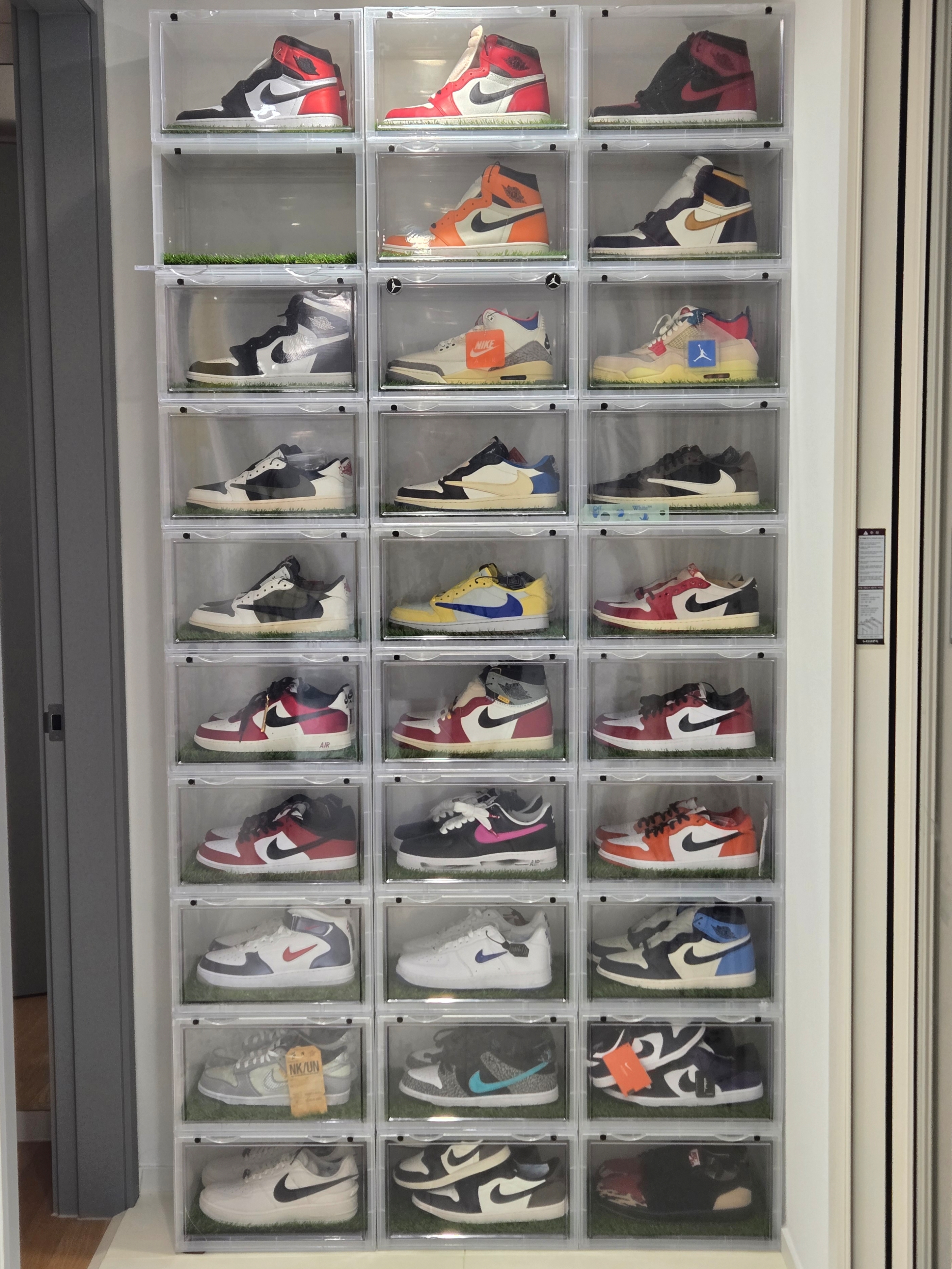 Jordan 1 Retro High OG Shattered Backboard, Jordan 1 x Travis Scott Retro Low OG SP Reverse Olive 착용 스타일 - 2