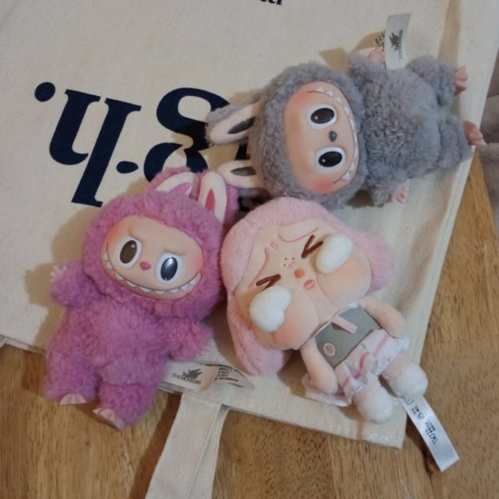 Pop Mart Crybaby Sunset Concert Series Plush Pendant Pink Grey (Opened Case) 착용 스타일