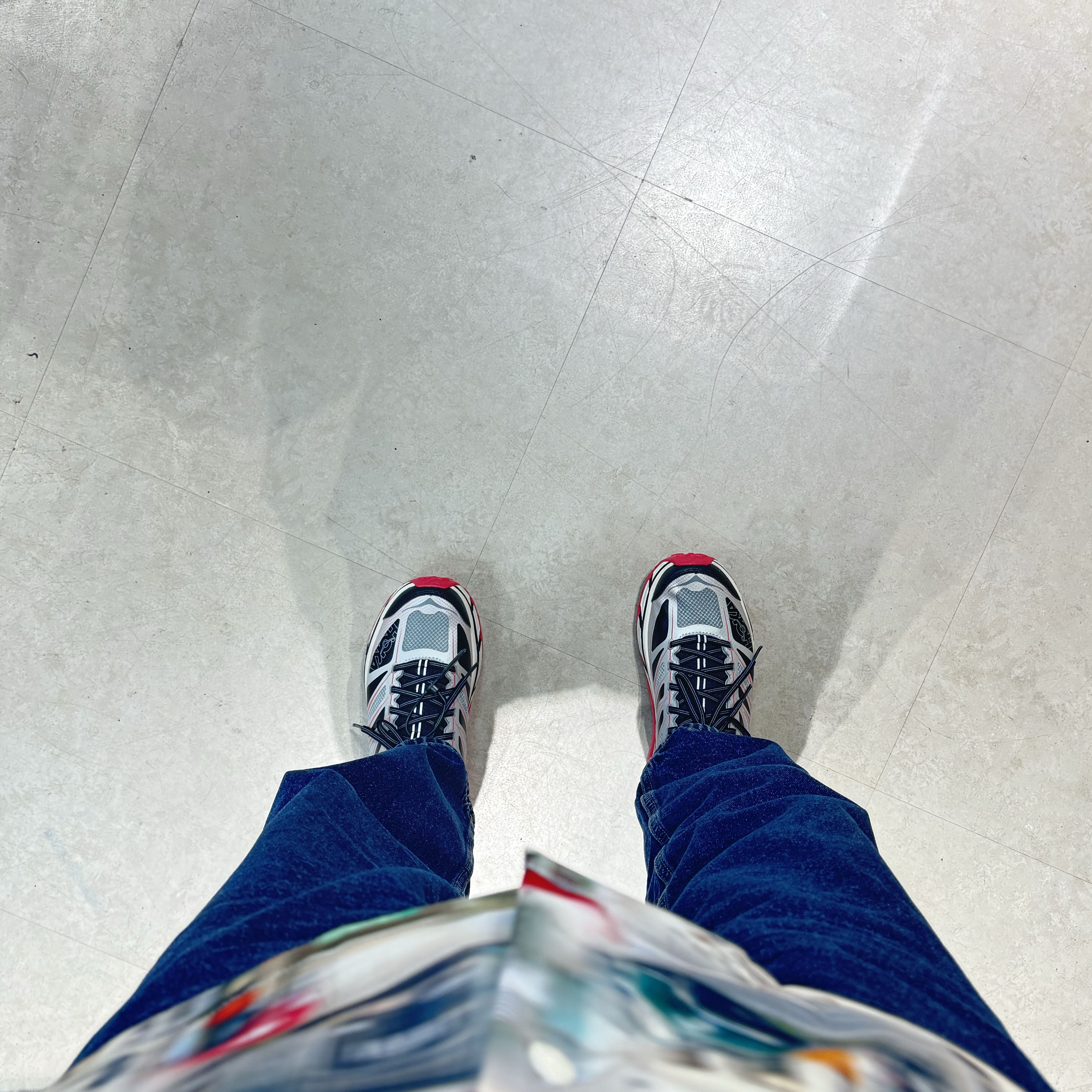 Hoka Mafate Speed 2 Galactic Grey Ruby Red 착용 스타일 - 1
