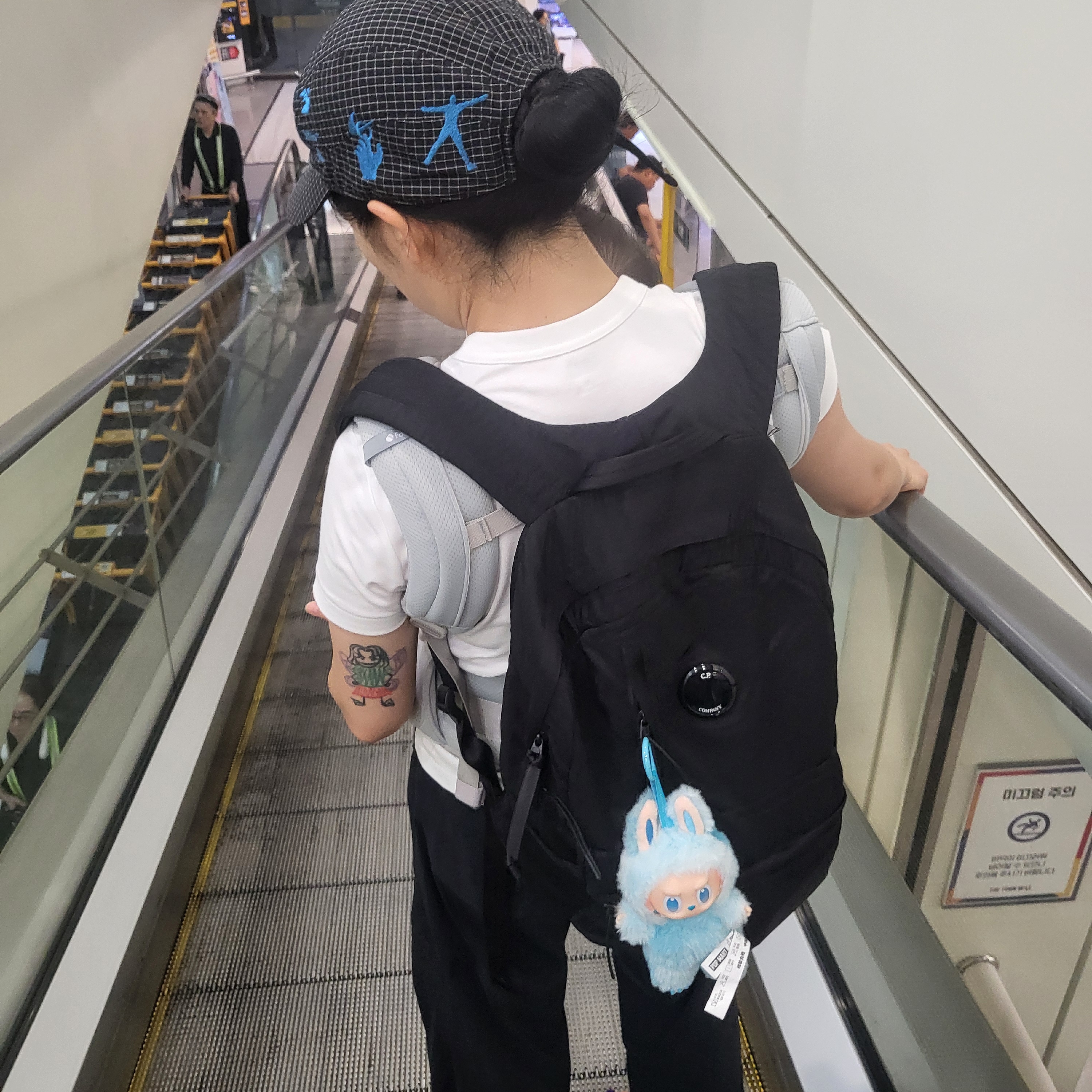 (W) Hermes Egerie Sandal Bleu Outremer, C.P. Company Nylon B Lens Backpack Black - 25SS 착용 스타일 - 2