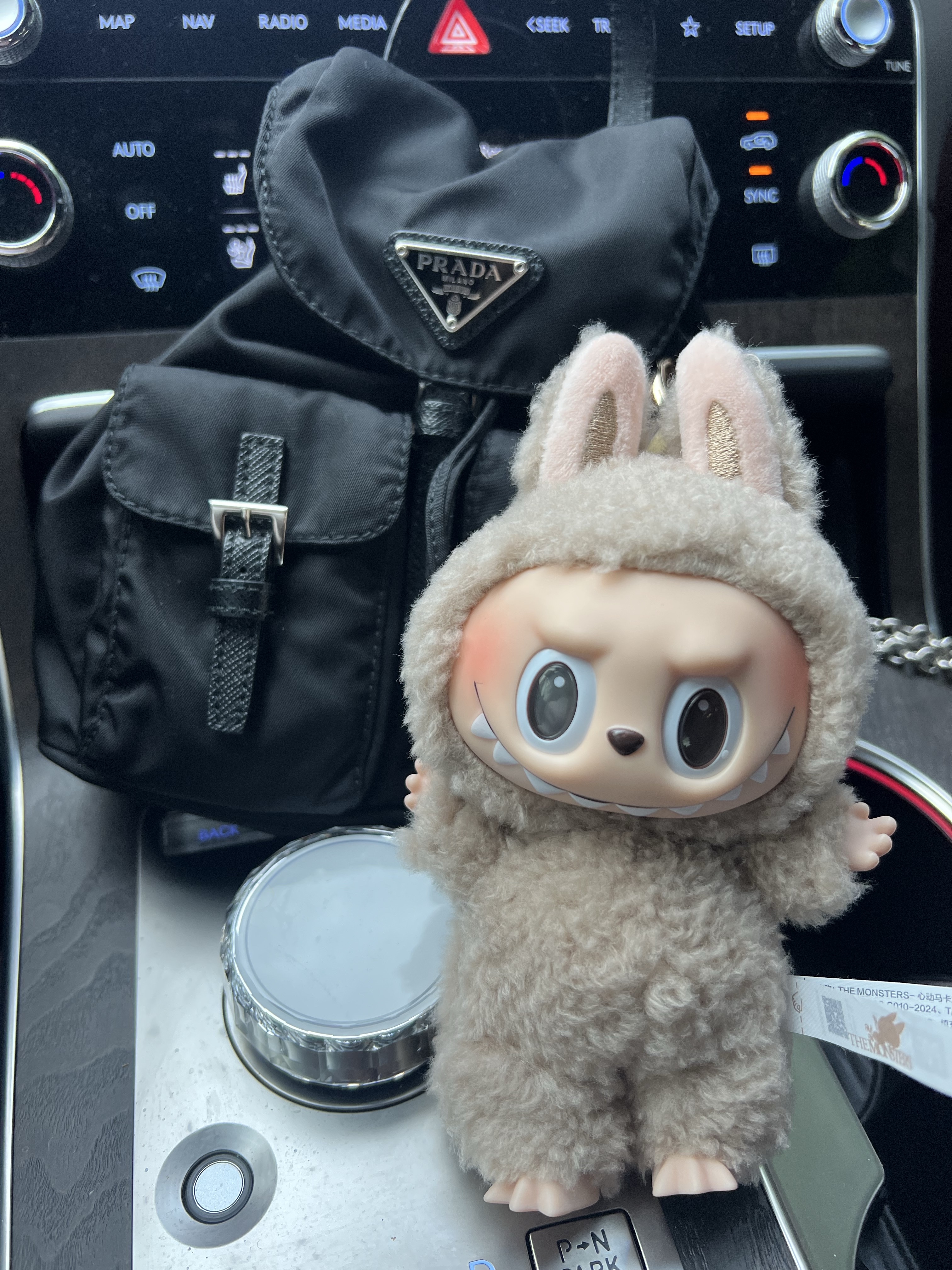 Pop Mart Labubu The Monsters Labubu Tasty Macarons Series Toffe Keyring, Prada Re-Nylon Mini Backpack Black 착용 스타일