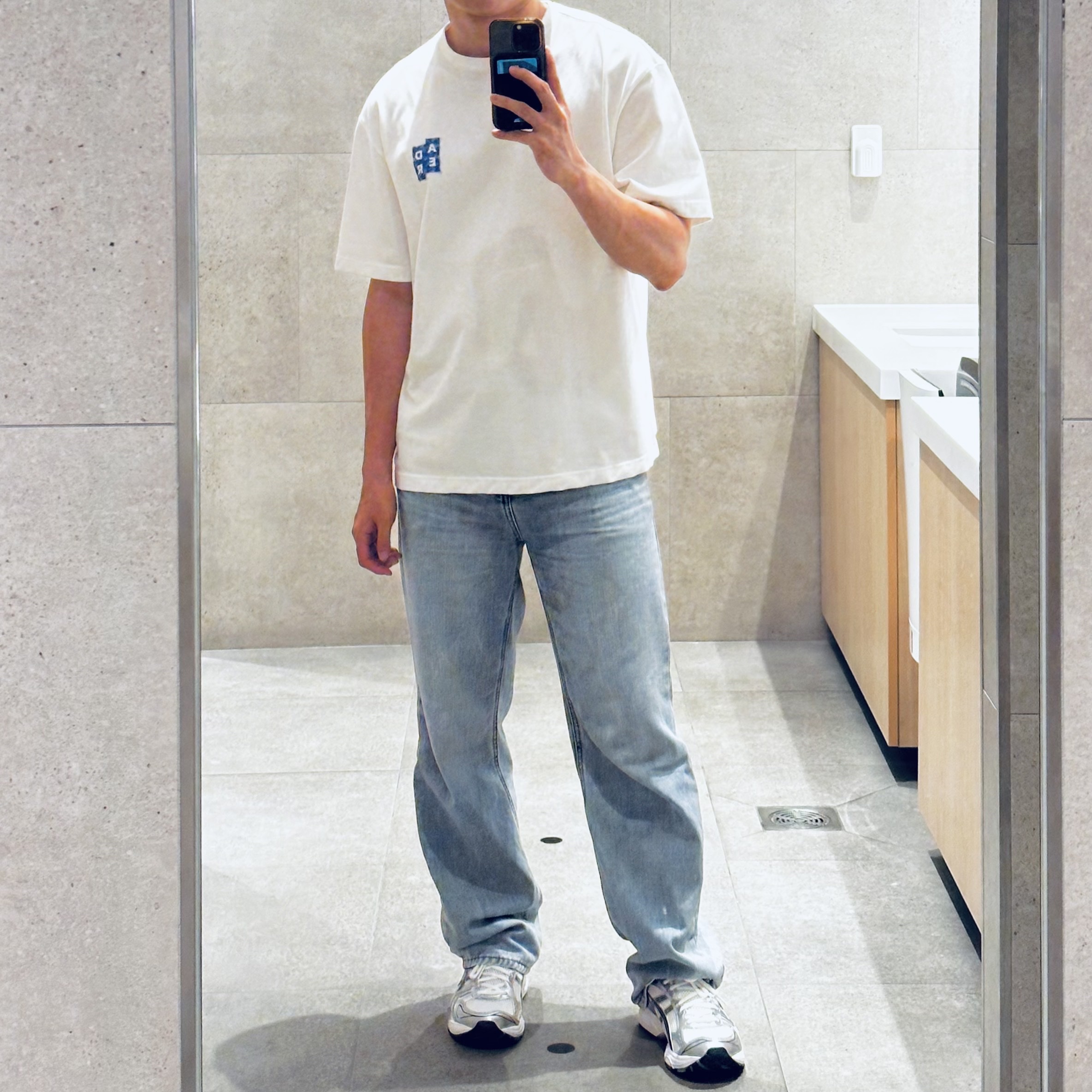 Ader Error Sig; TRS/BL Tag T-Shirt 04 Off White, Asics Gel-Kayano 14 White Graphite Grey 착용 스타일