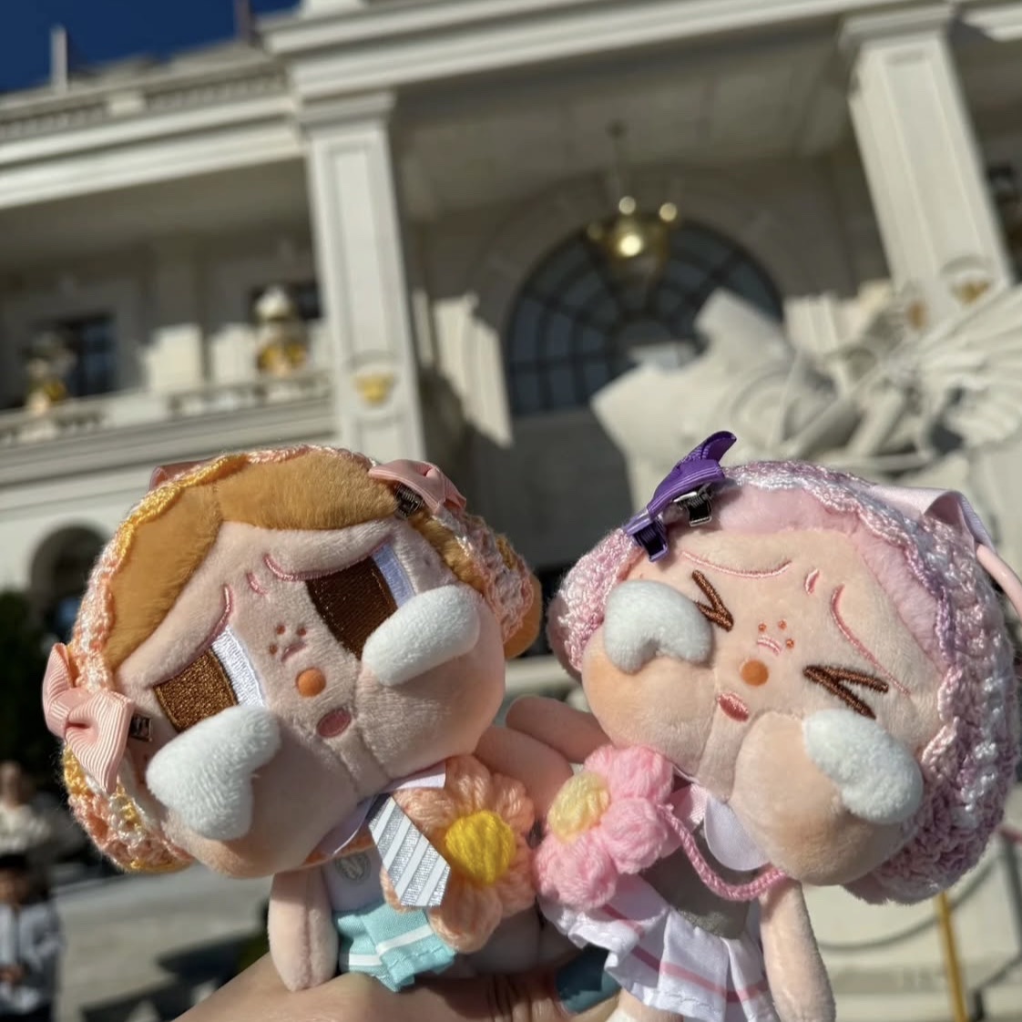 Pop Mart Crybaby Sunset Concert Series Plush Pendant Pink Grey (Opened Case), Pop Mart Crybaby Sunset Concert Series Plush Pendant Beige Blue (Opened Case) 착용 스타일