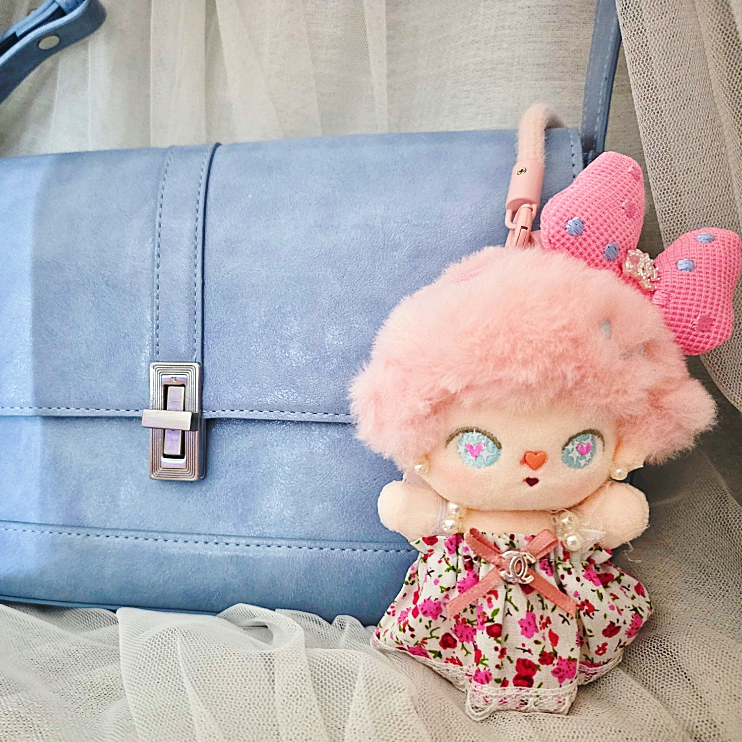 Pop Mart Dimoo Crush On Coffee Series Soft Faced Plush Keychain Sealed Case (6 Blind Boxes), Pop Mart Pop Mart Dimoo World x Disney Series Plush Keyring Minnie's Balloon (Opened Case) 착용 스타일
