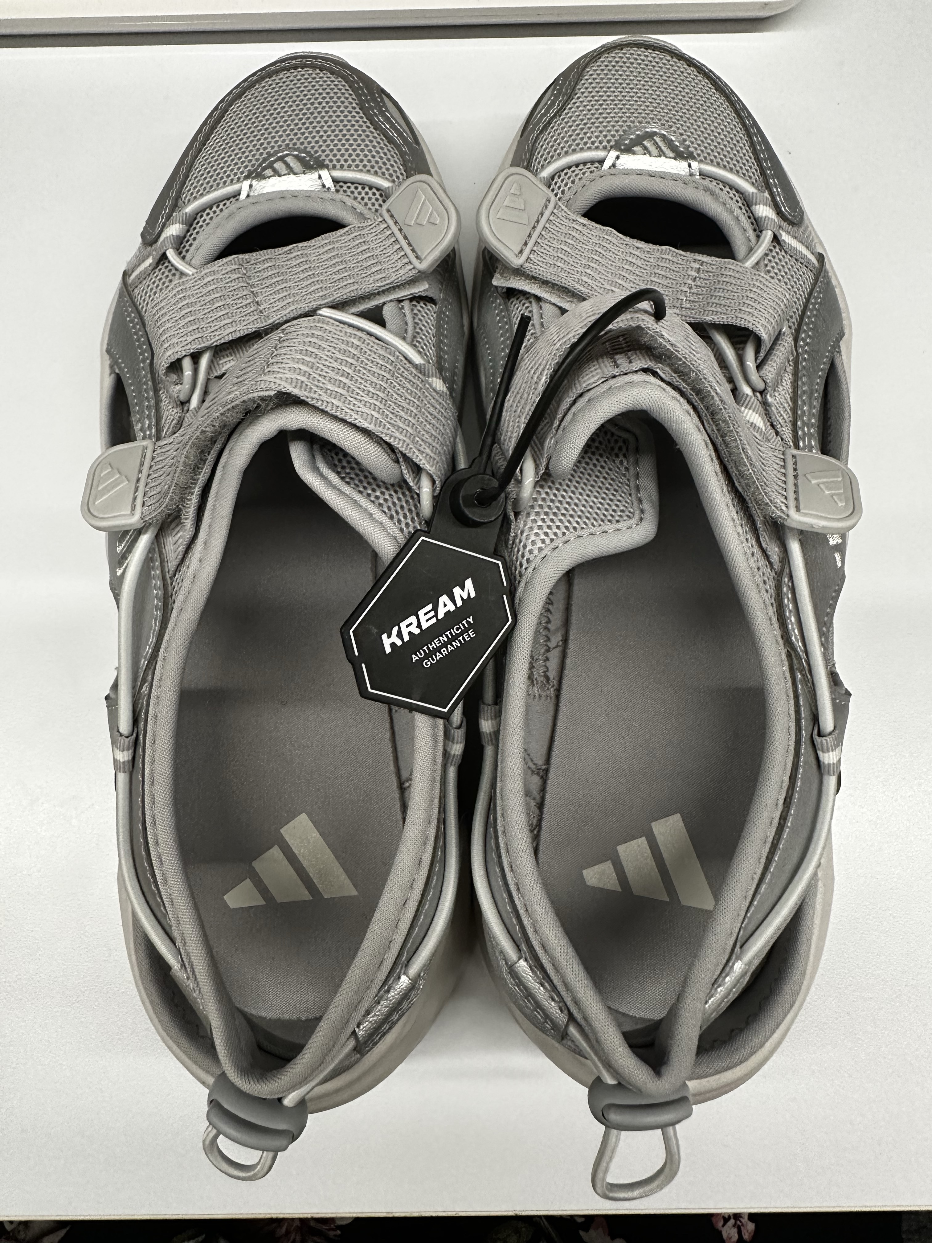 (W) Adidas Ozwave Sandal Grey Two Silver Metallic 착용 스타일 - 1