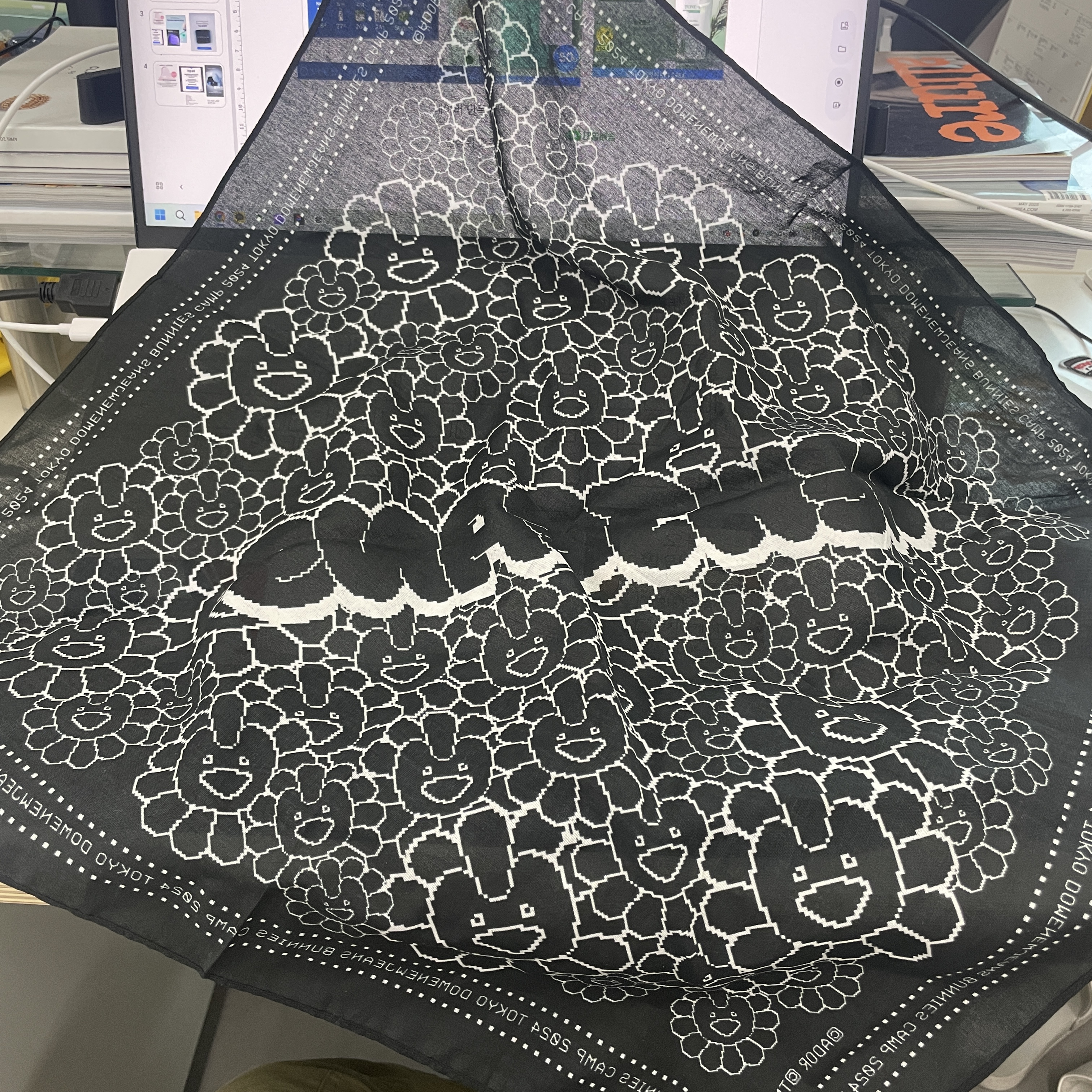 Newjeans x Murakami Bunnies Camp 2024 Tokyo Dome Bandana Black 착용 스타일 - 1
