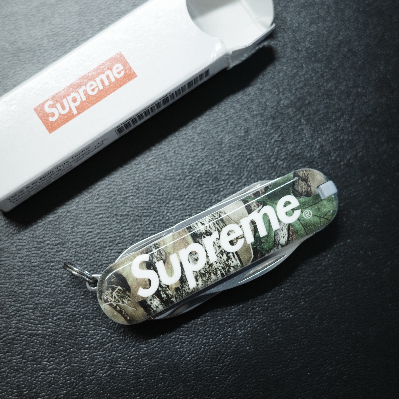 Supreme x Victorinox Pocket Knife Truetimber Kanati Camo - 25SS 착용 스타일 - 1