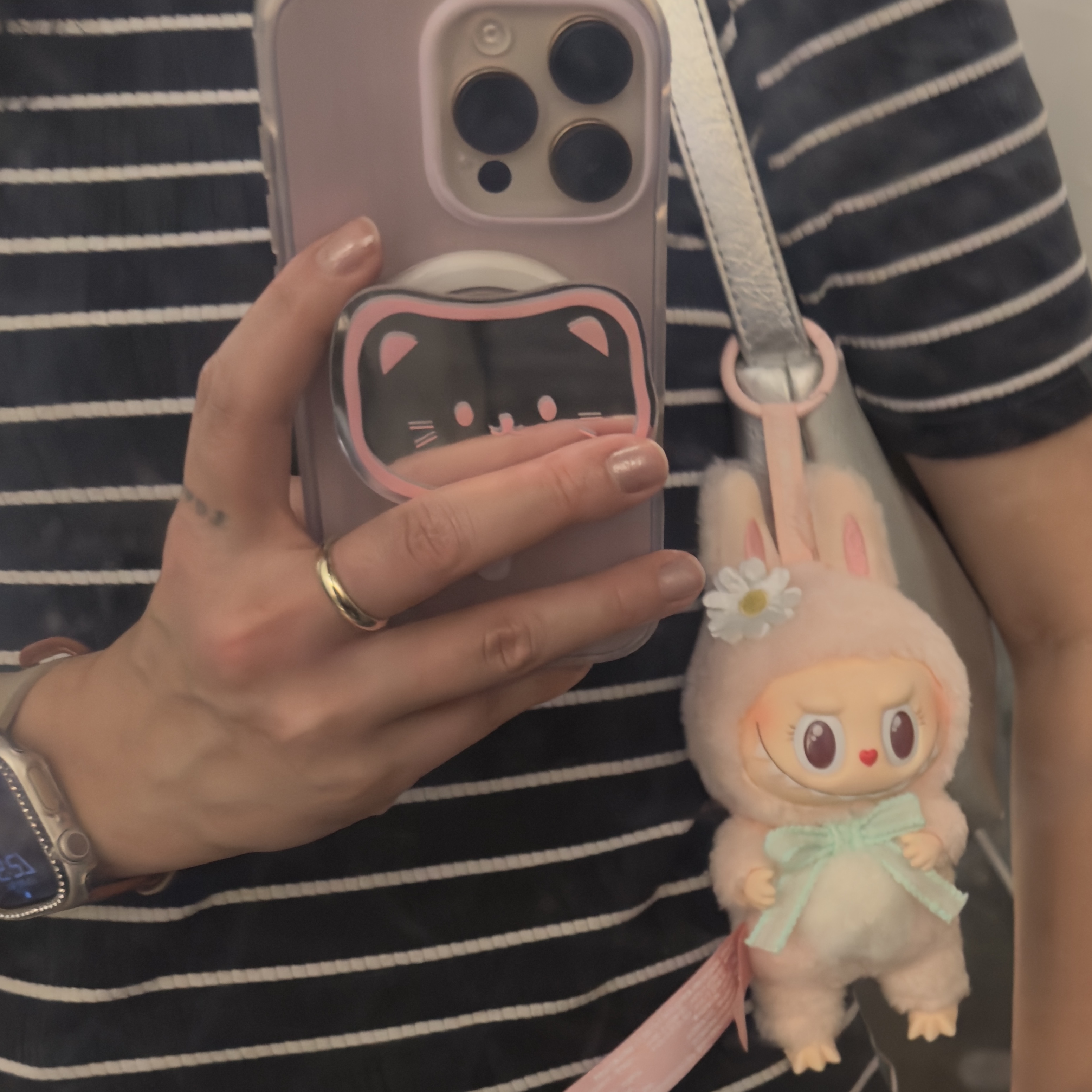 Pop Mart Labubu Mokoko Close to Sweet Vinyl Plush Pendant 착용 스타일