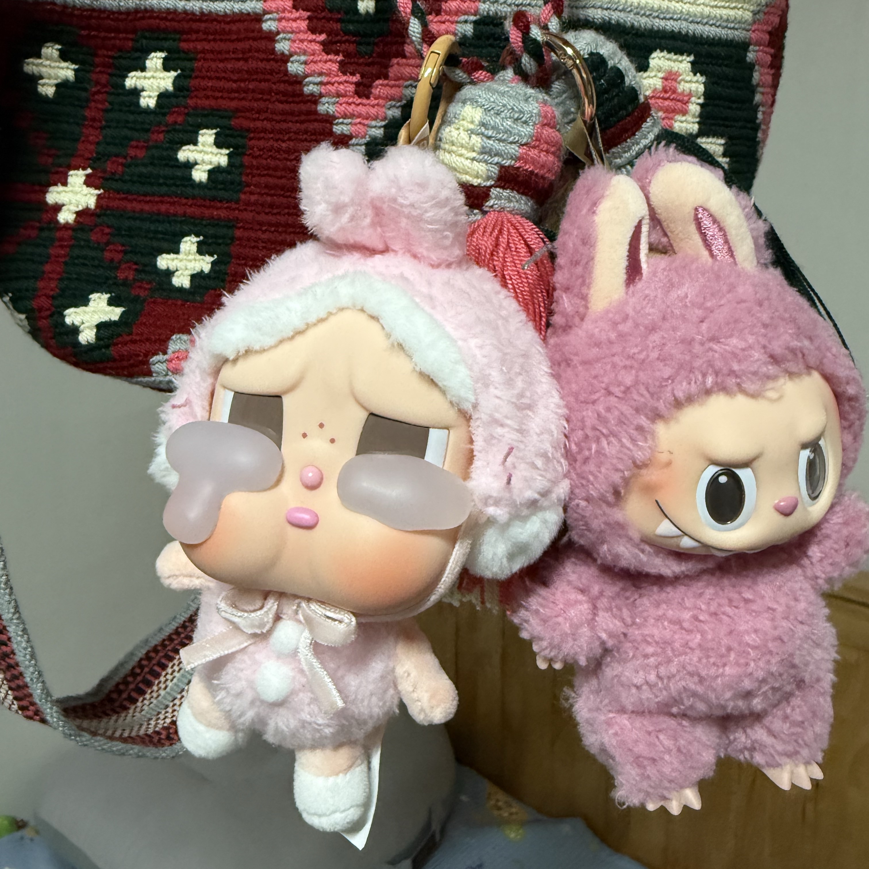 Pop Mart Crybaby Crying Again Series Plush Keyring Sealed Case (6 Blind Boxes) 착용 스타일