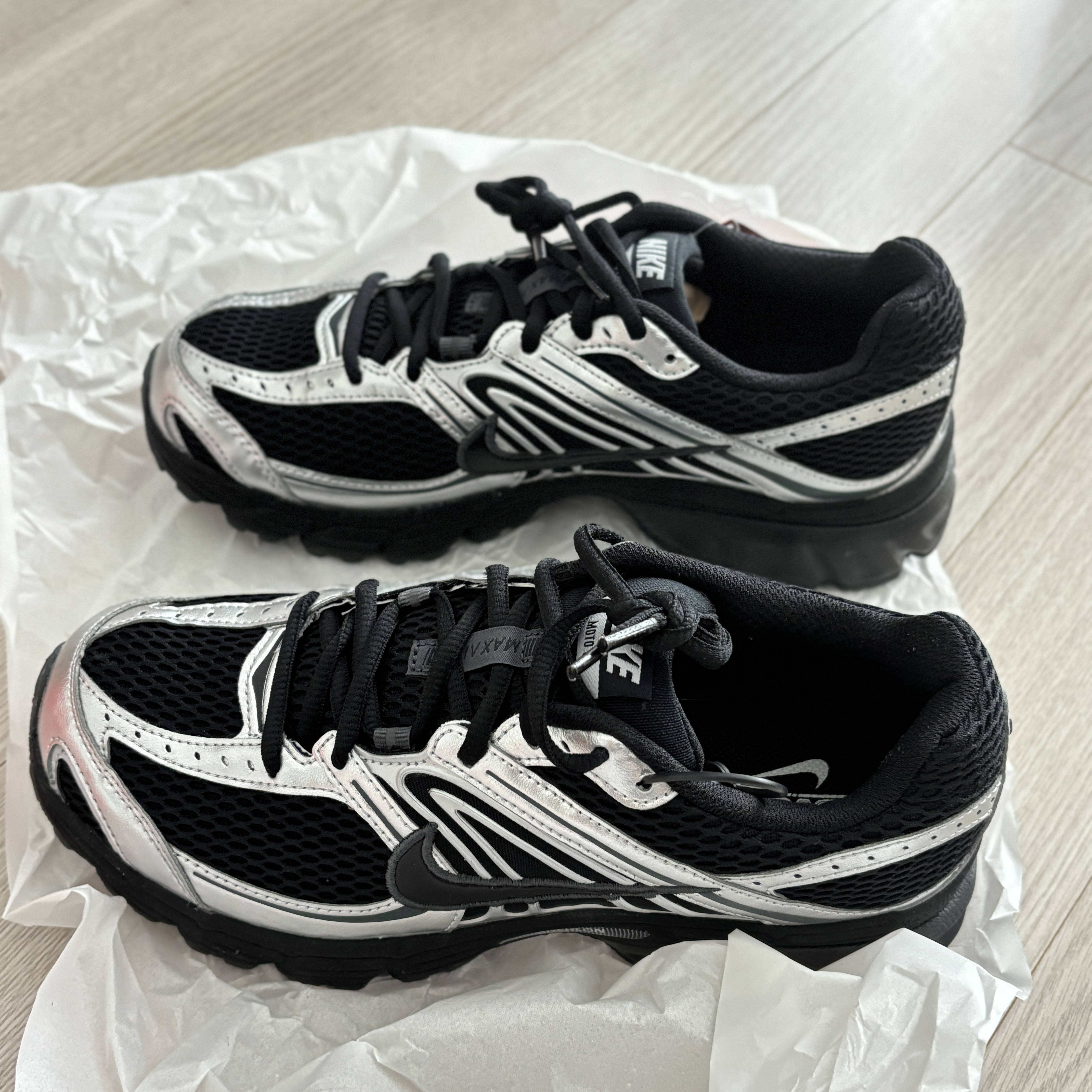 (W) Nike Air Max Moto 2K Black Metallic Silver 착용 스타일 - 2