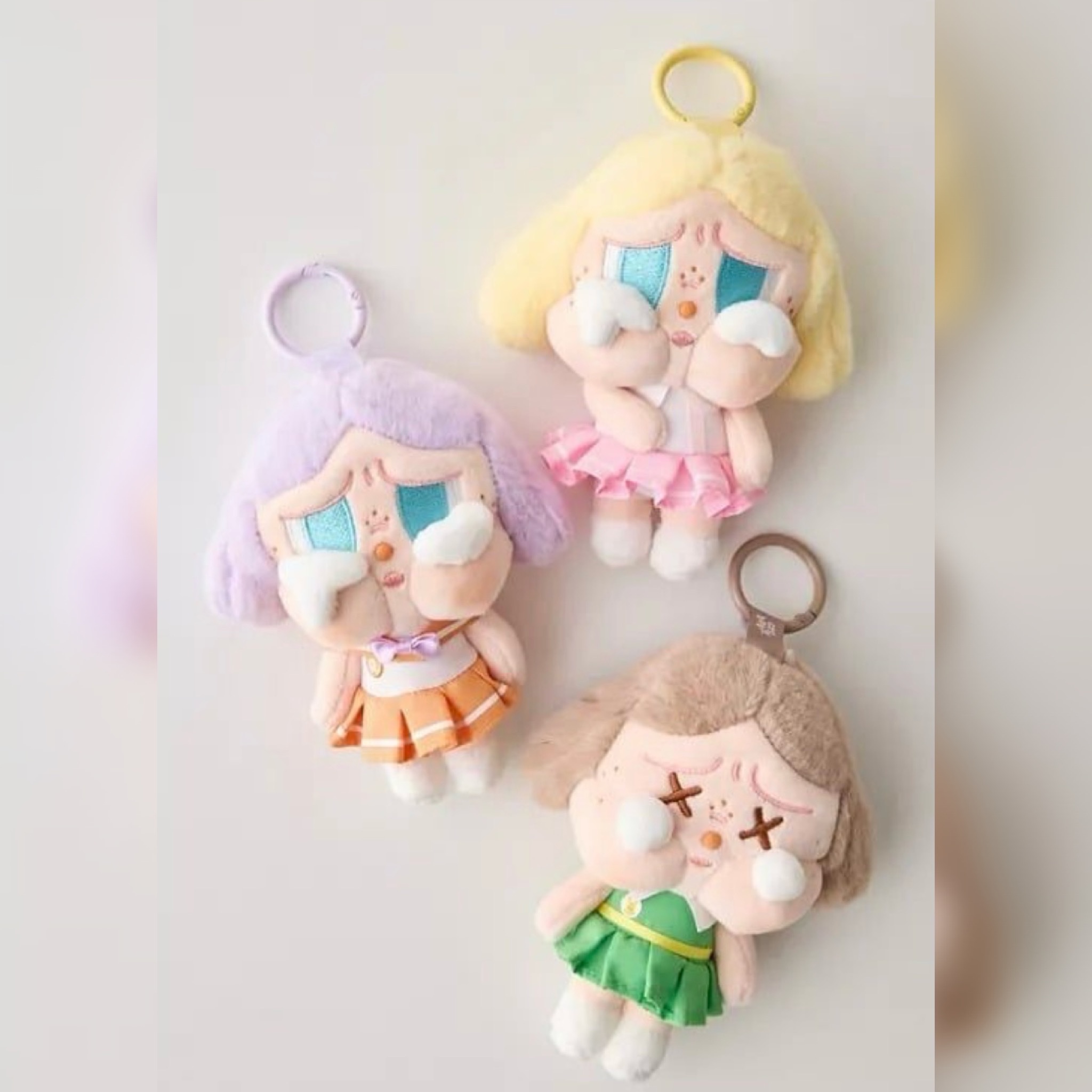 Pop Mart Crybaby Sunset Concert Series Plush Pendant Dim Green (Opened Case), Pop Mart Crybaby Sunset Concert Series Plush Pendant Bright Orange (Opened Case) 착용 스타일