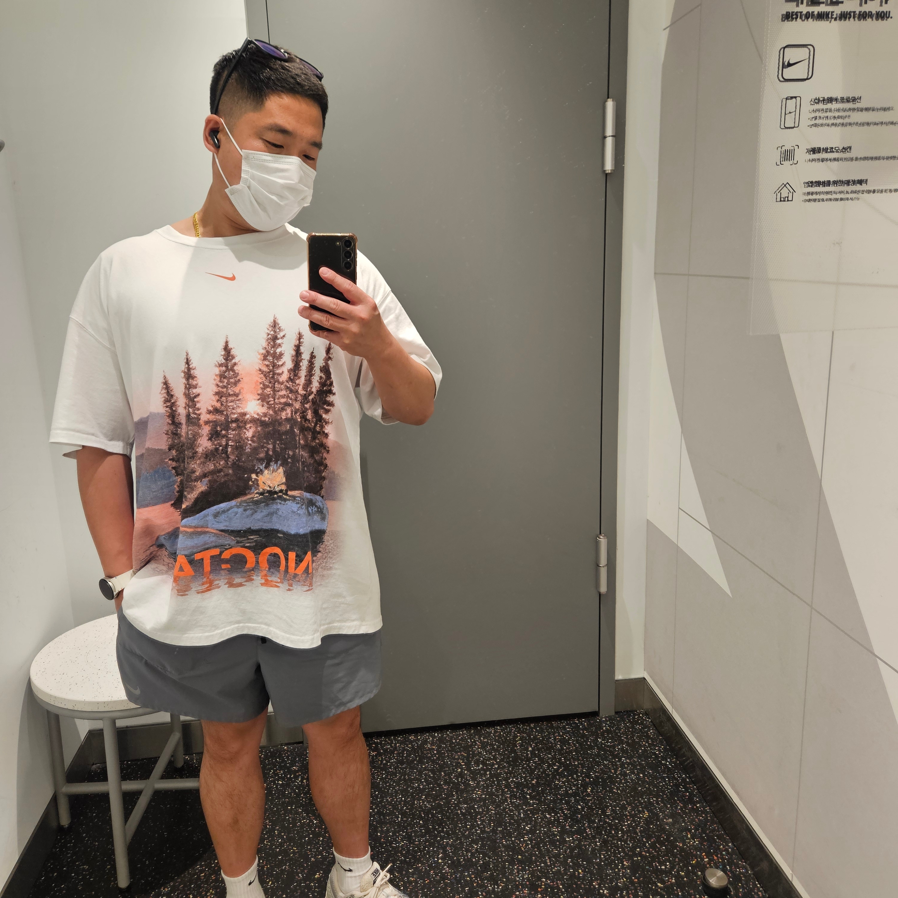 Nike x Drake Nocta Opal Reels Tee White (FV7865-100), Nike Zoom Vomero 5 Photon Dust Gridiron 착용 스타일