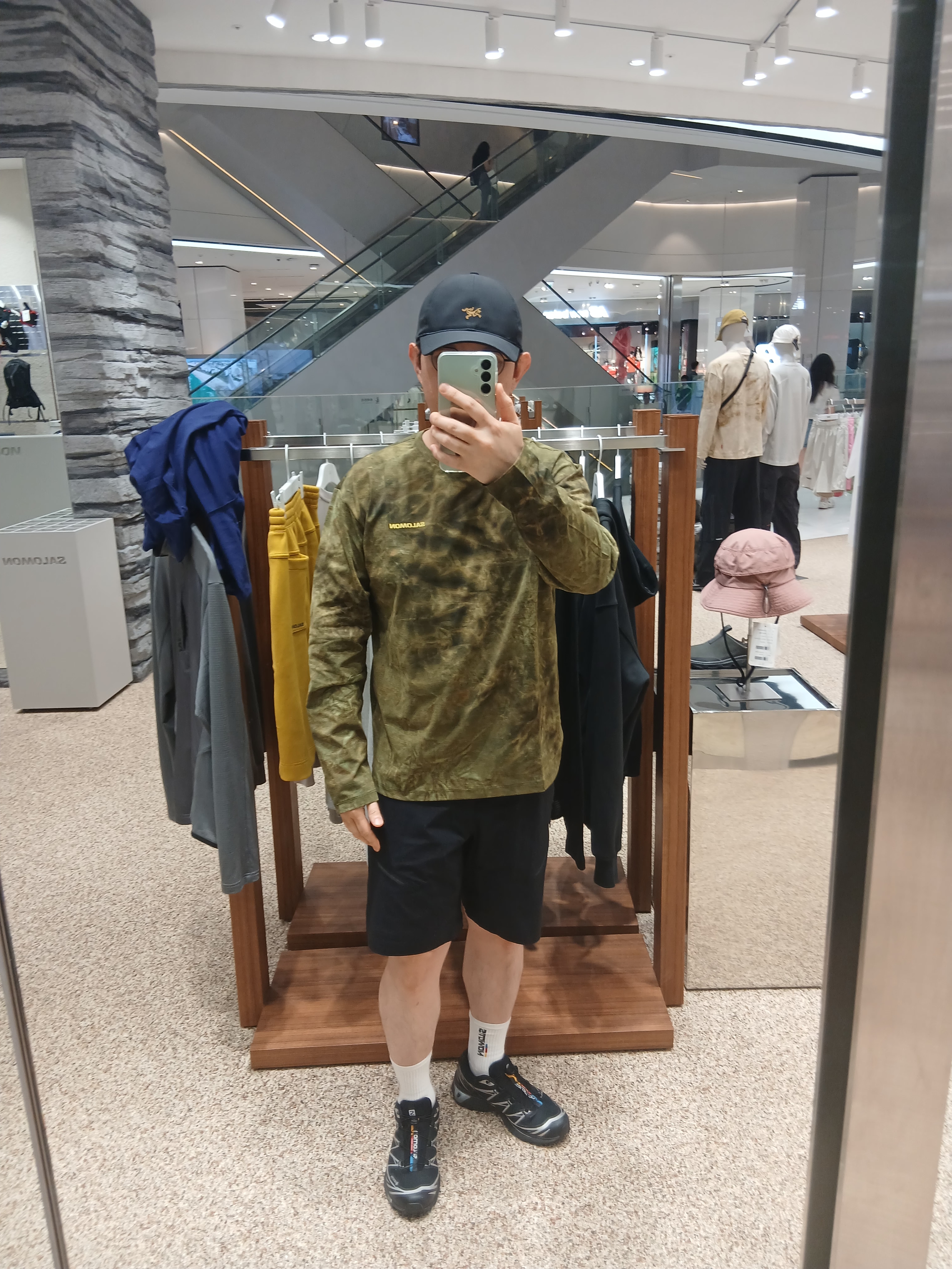 Arc'teryx Squamish Hoody Black, Arc'teryx Kragg Cotton Logo SS T-Shirt Soulsonic Dynasty 착용 스타일 - 3