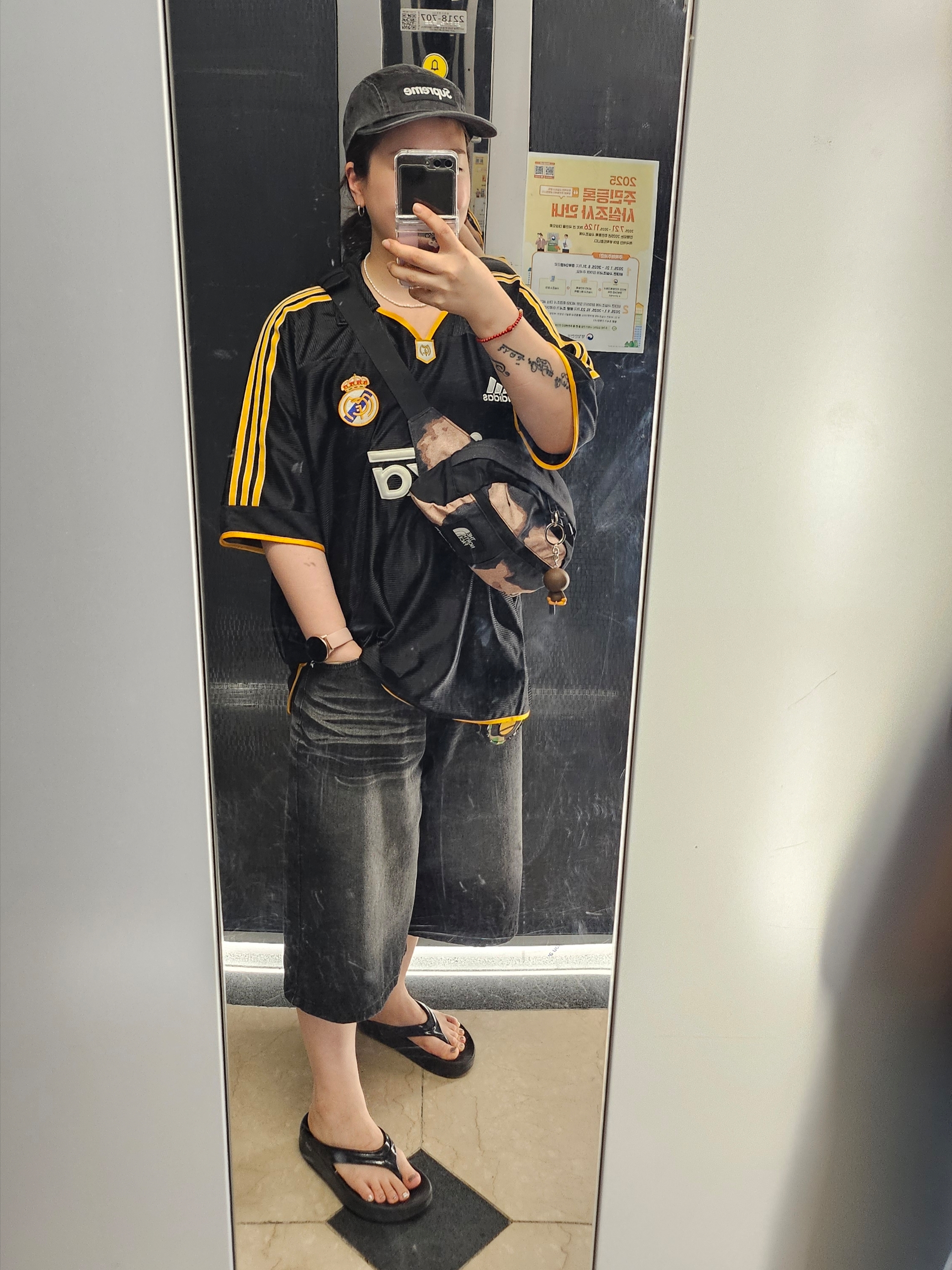 Supreme x The North Face Bleached Denim Print Roo II Black - 21FW, Adidas Real Madrid 99/00 Away Jersey Black - KR Sizing (Non Marking Ver.) 착용 스타일