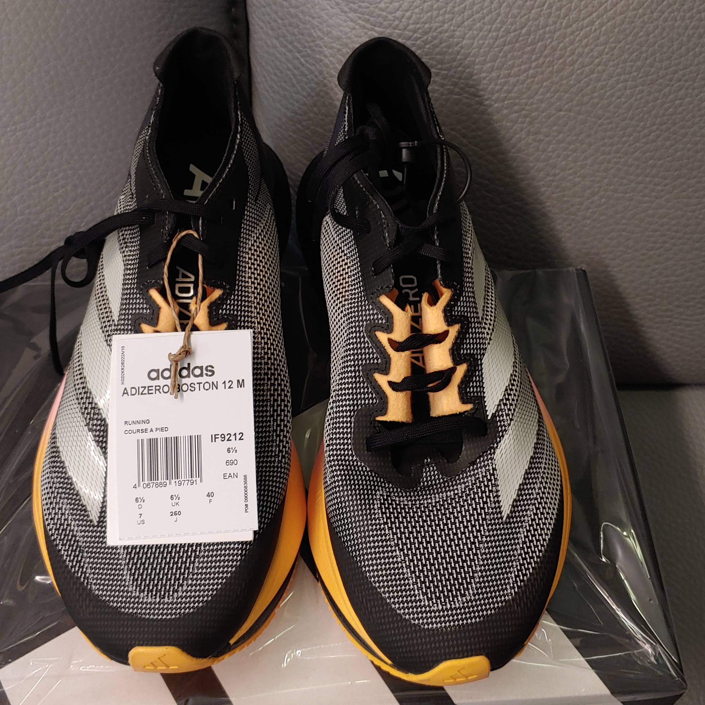 Adidas Adizero Boston 12 Core Black Zero Metalic 착용 스타일 - 1