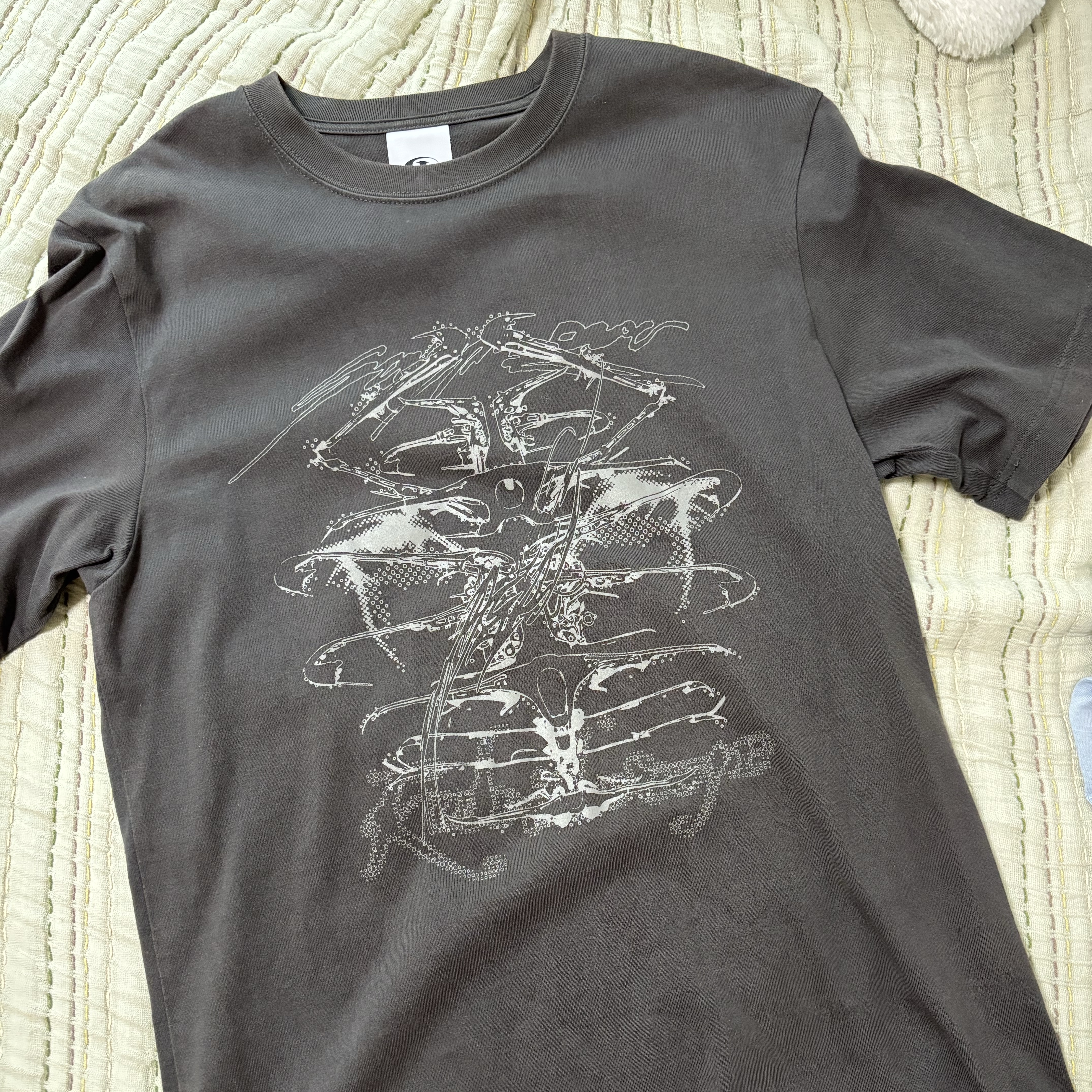 Sansan Gear Kaleidoscope T-Shirt Charcoal - 24SS 착용 스타일 - 2