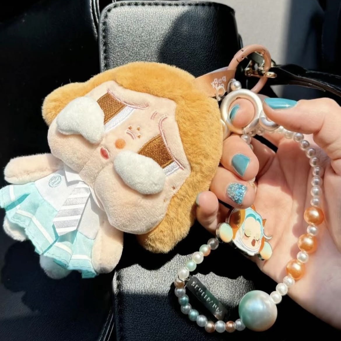 Pop Mart Crybaby Sunset Concert Series Plush Pendant Beige Blue (Opened Case) 착용 스타일