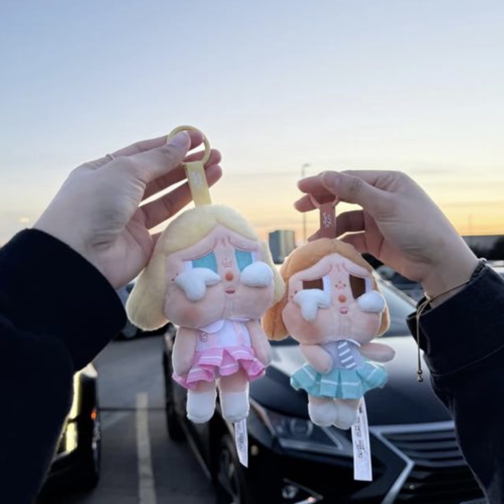 Pop Mart Crybaby Sunset Concert Series Plush Pendant Beige Blue (Opened Case), Pop Mart Crybaby Sunset Concert Series Plush Pendant Pink White (Opened Case) 착용 스타일