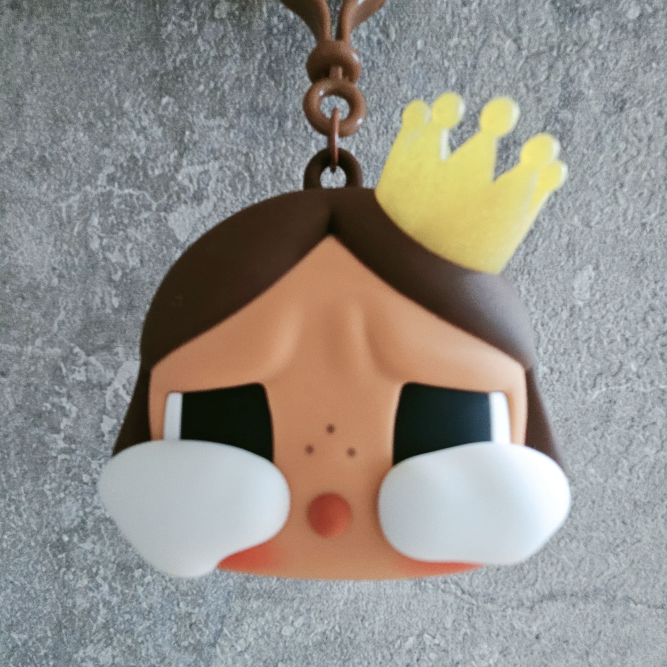 Pop Mart Crybaby Shiny Shiny Series Earphone Case Brown 착용 스타일