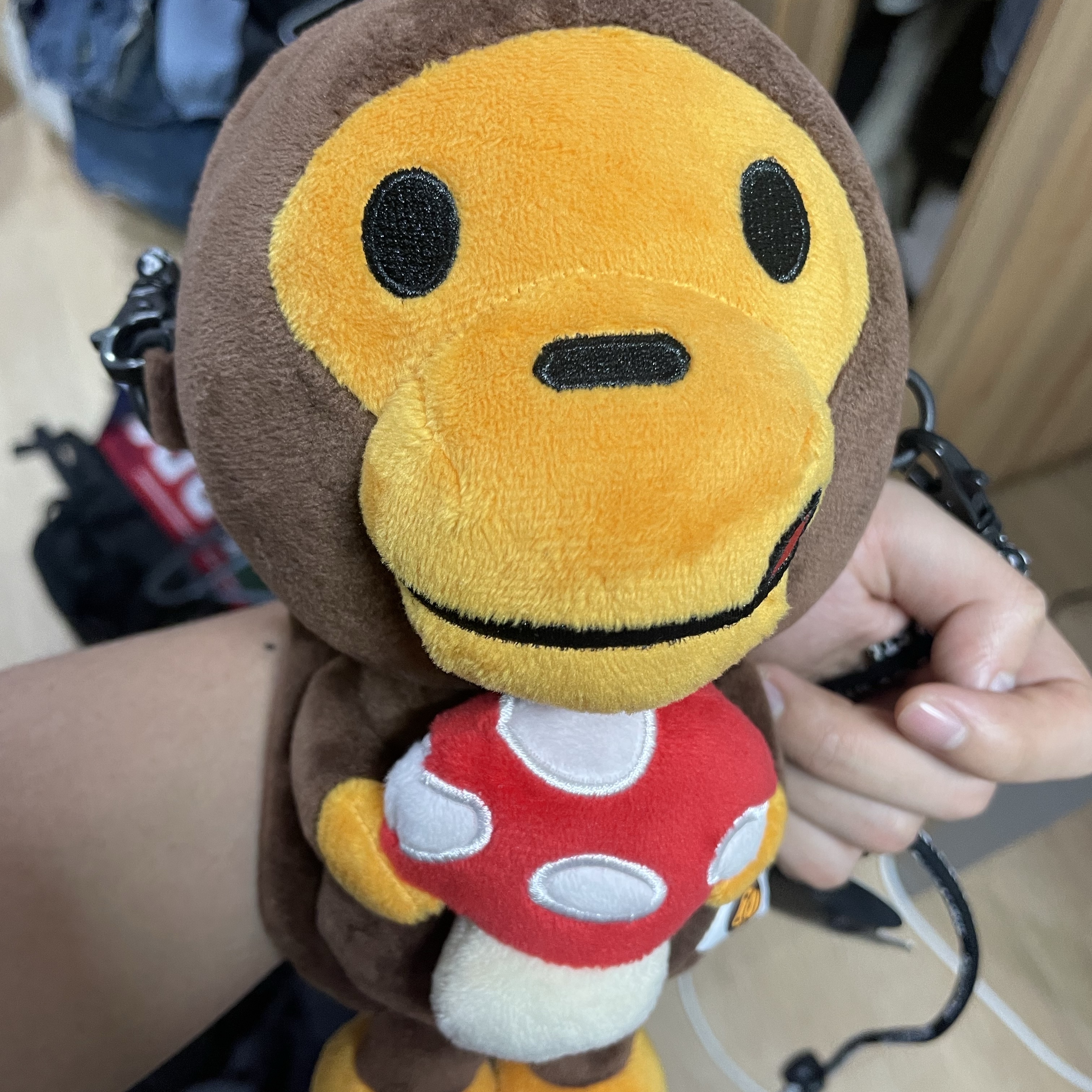 BAPE Baby Milo Plush Mobile Bag Brown 착용 스타일 - 5