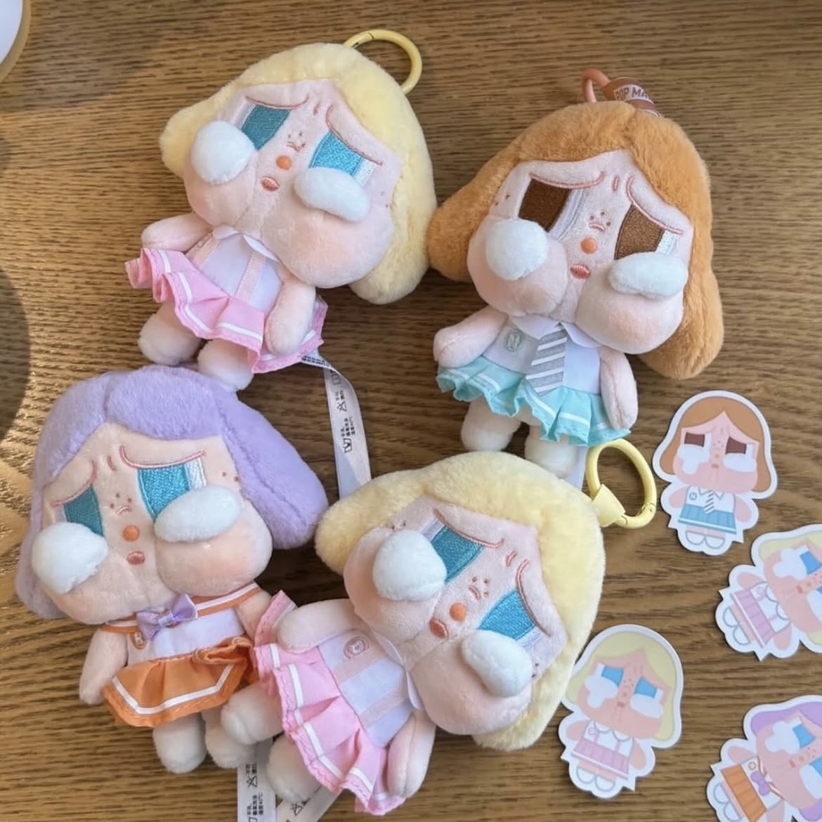 Pop Mart Crybaby Sunset Concert Series Plush Pendant Bright Orange (Opened Case), Pop Mart Crybaby Sunset Concert Series Plush Pendant Pink White (Opened Case) 착용 스타일